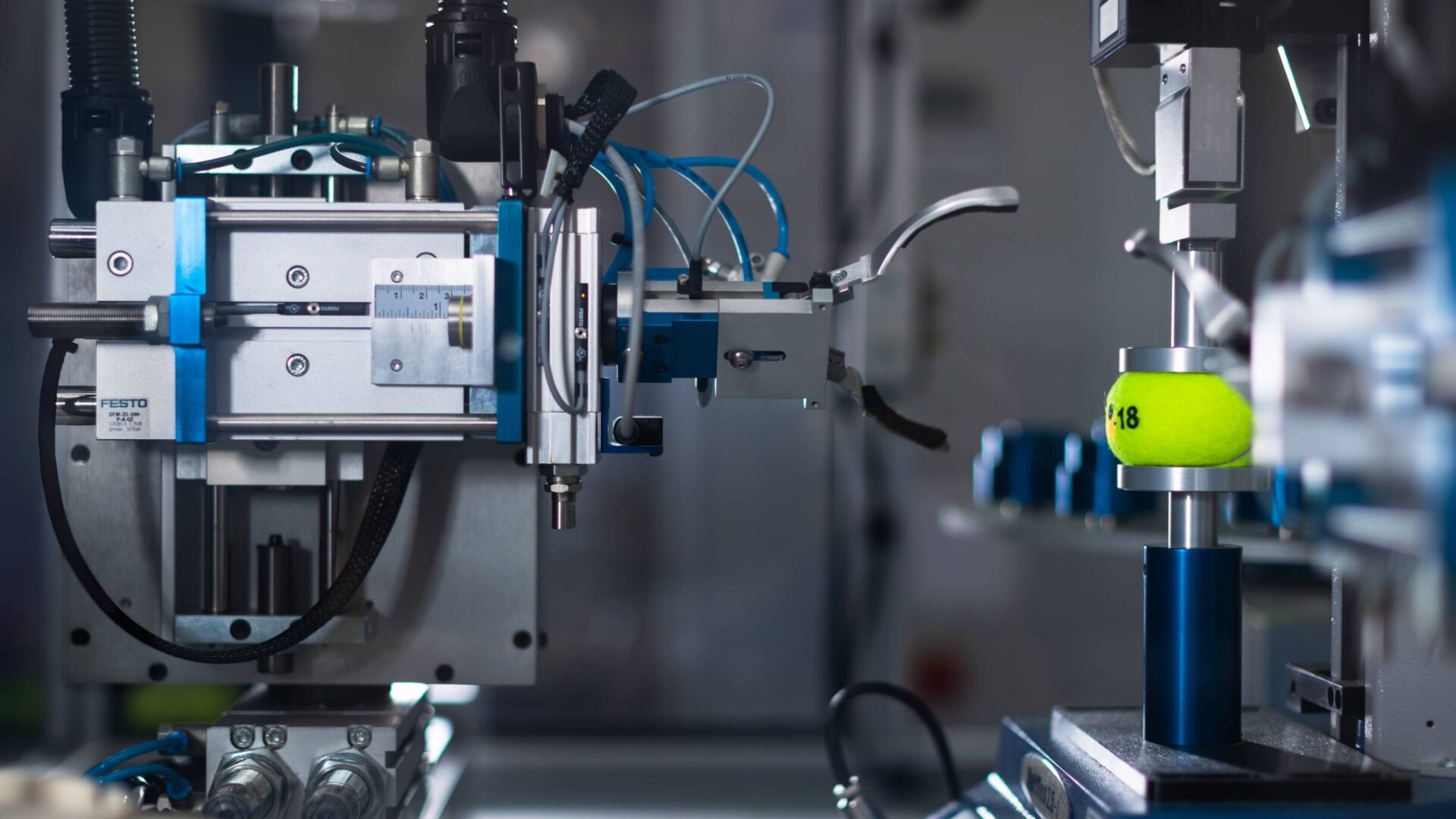 Automatismes industriels : maîtrisez l’avenir Machine automatisée en action, manipulant une balle de tennis dans un environnement industriel.