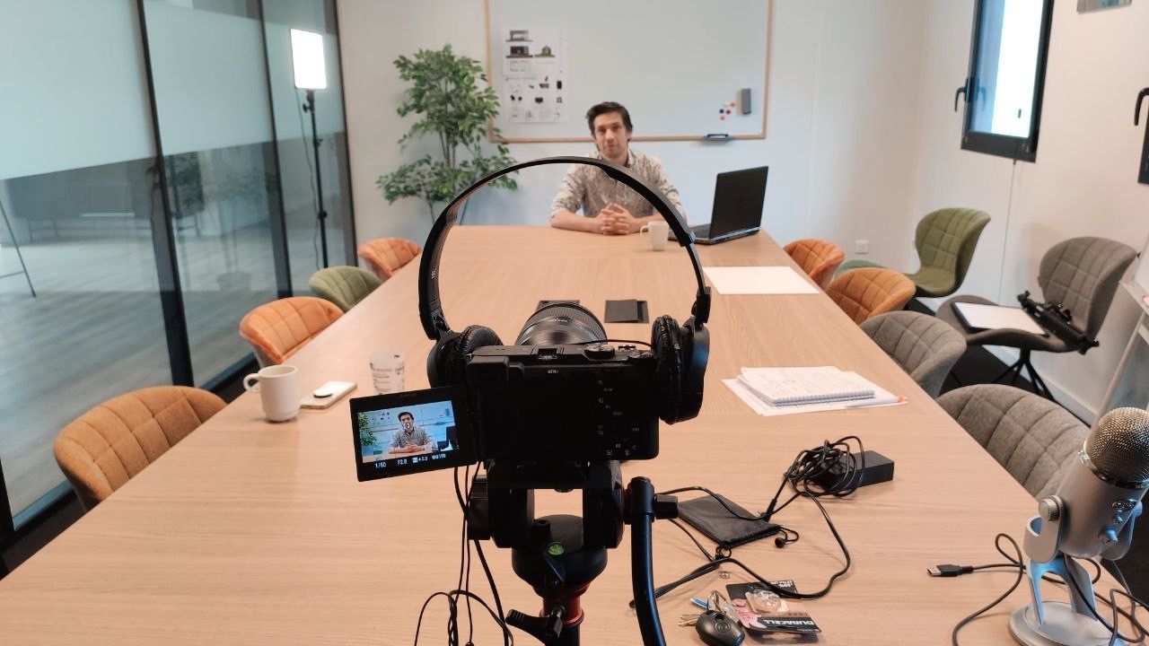 formation-créer-vidéos-pédagogiques-efficaces Configuration d'une salle de formation avec un formateur enregistrant une vidéo pédagogique.
