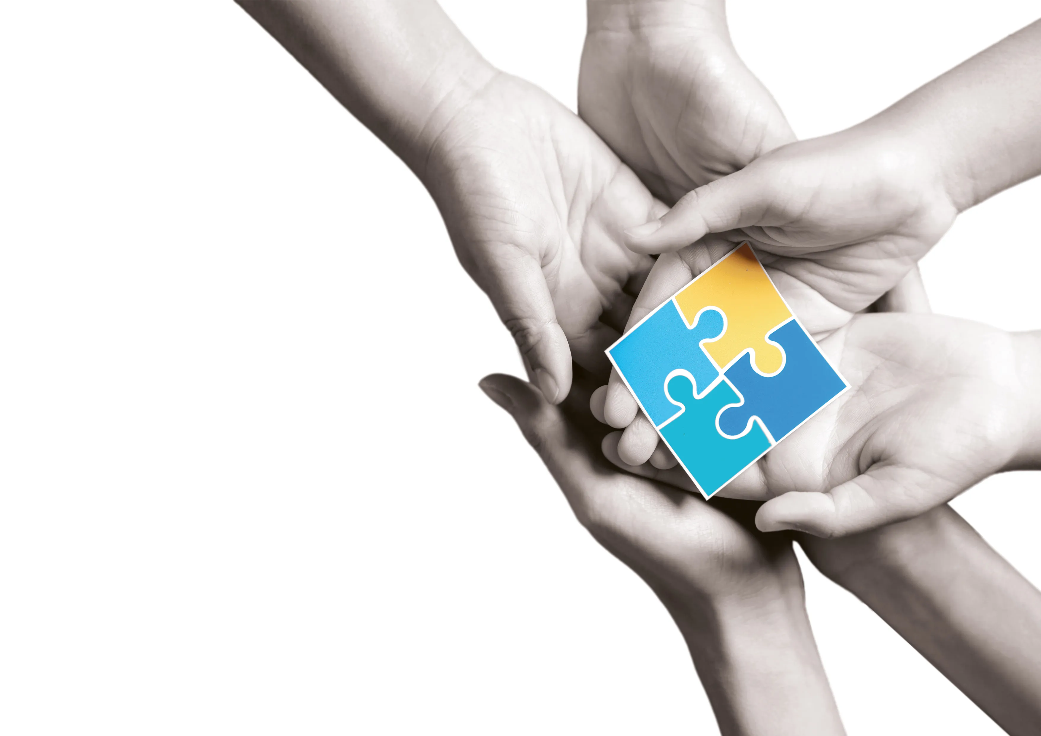 Plusieurs mains jointes tenant un puzzle de quatre pièces colorées représentant la collaboration et l'apprentissage.