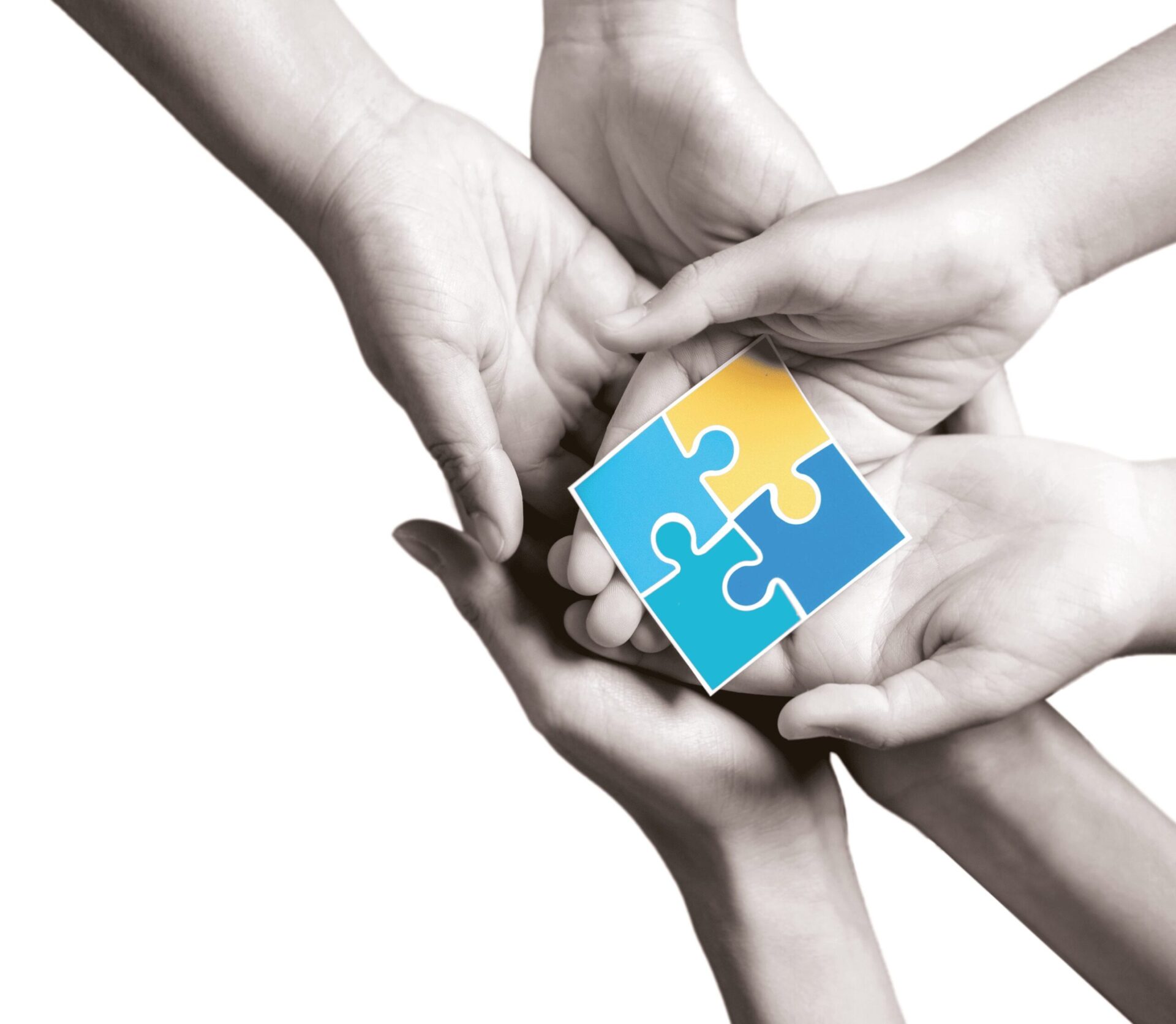 Plusieurs mains jointes tenant un puzzle de quatre pièces colorées représentant la collaboration et l'apprentissage.