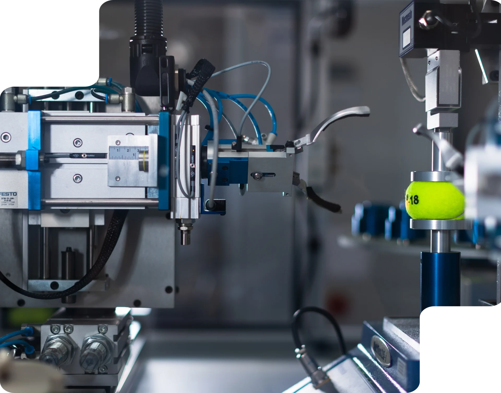 Bras robotisé en action manipulant une balle de tennis dans un environnement industriel simulé avec Fusion 360