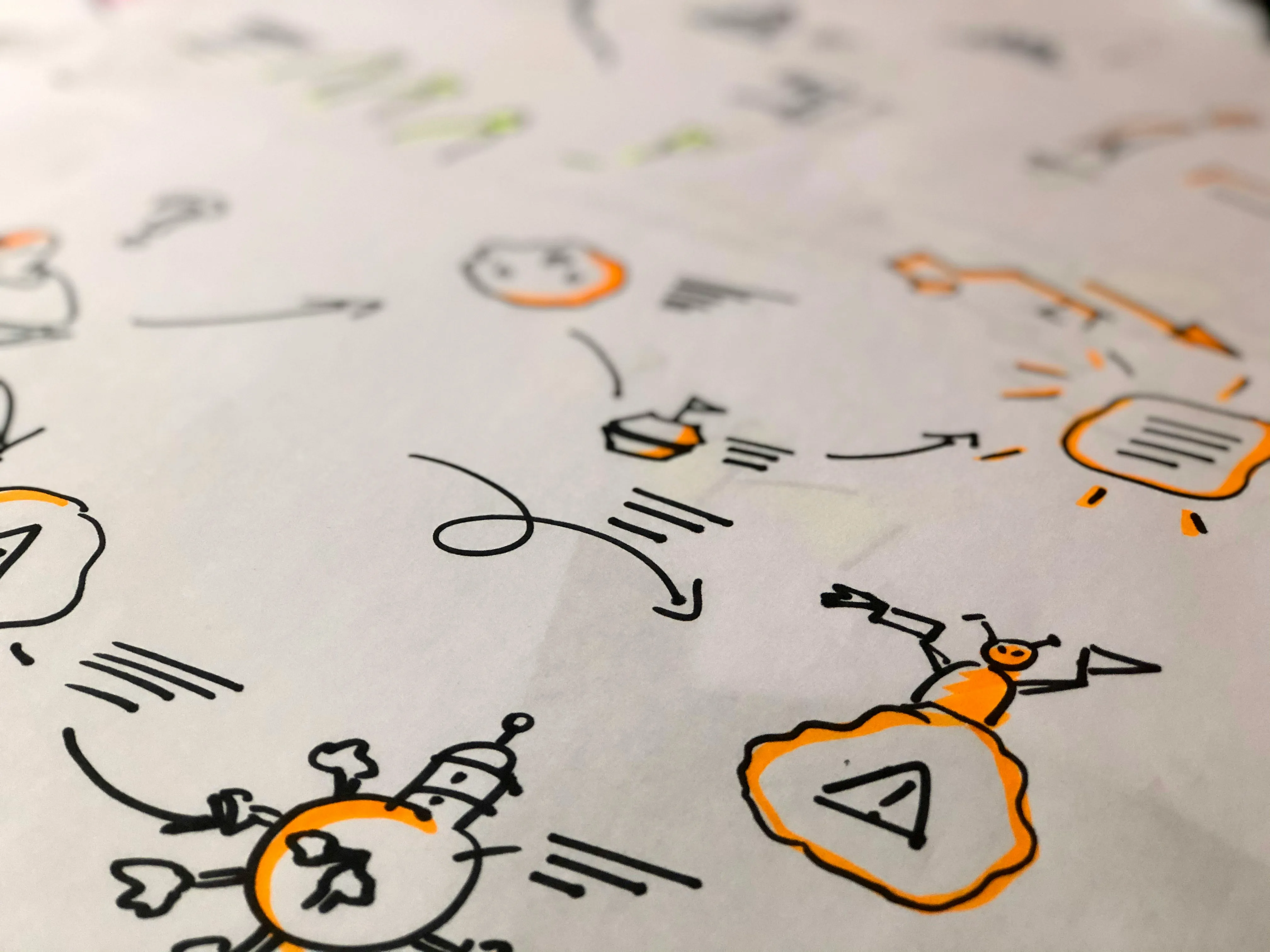 Brainstorming collaboratif sur une table de travail, illustrant les concepts de pédagogie et d'innovation.