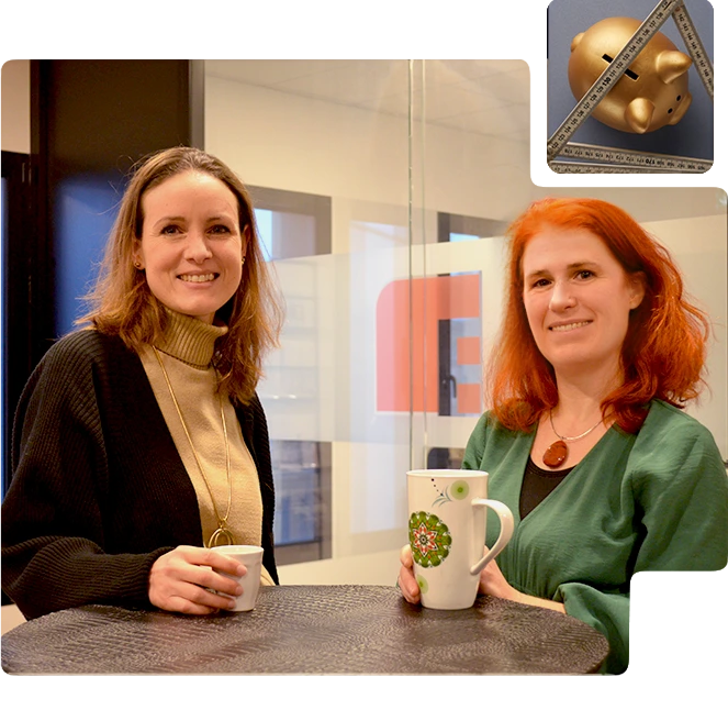 Deux collaboratrices échangeant autour d’un café dans un espace convivial, symbole d’échange informel.