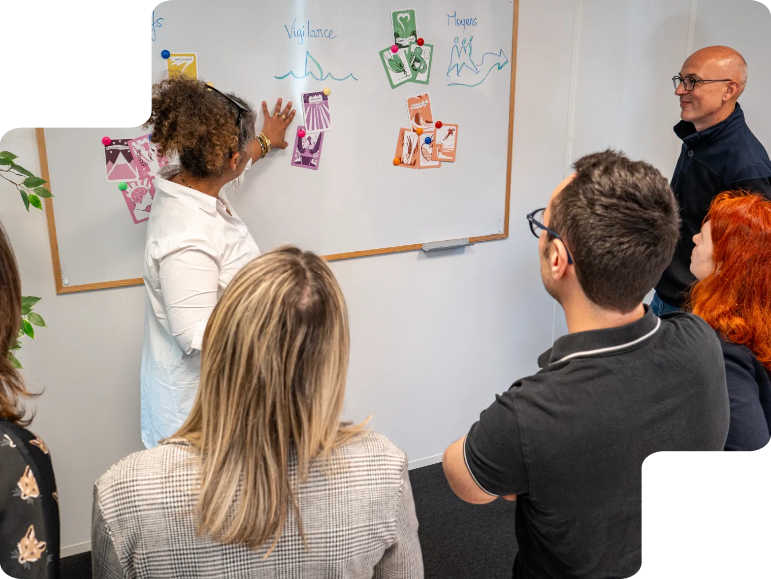 Une formatrice utilisant des supports visuels interactifs pour animer une session.