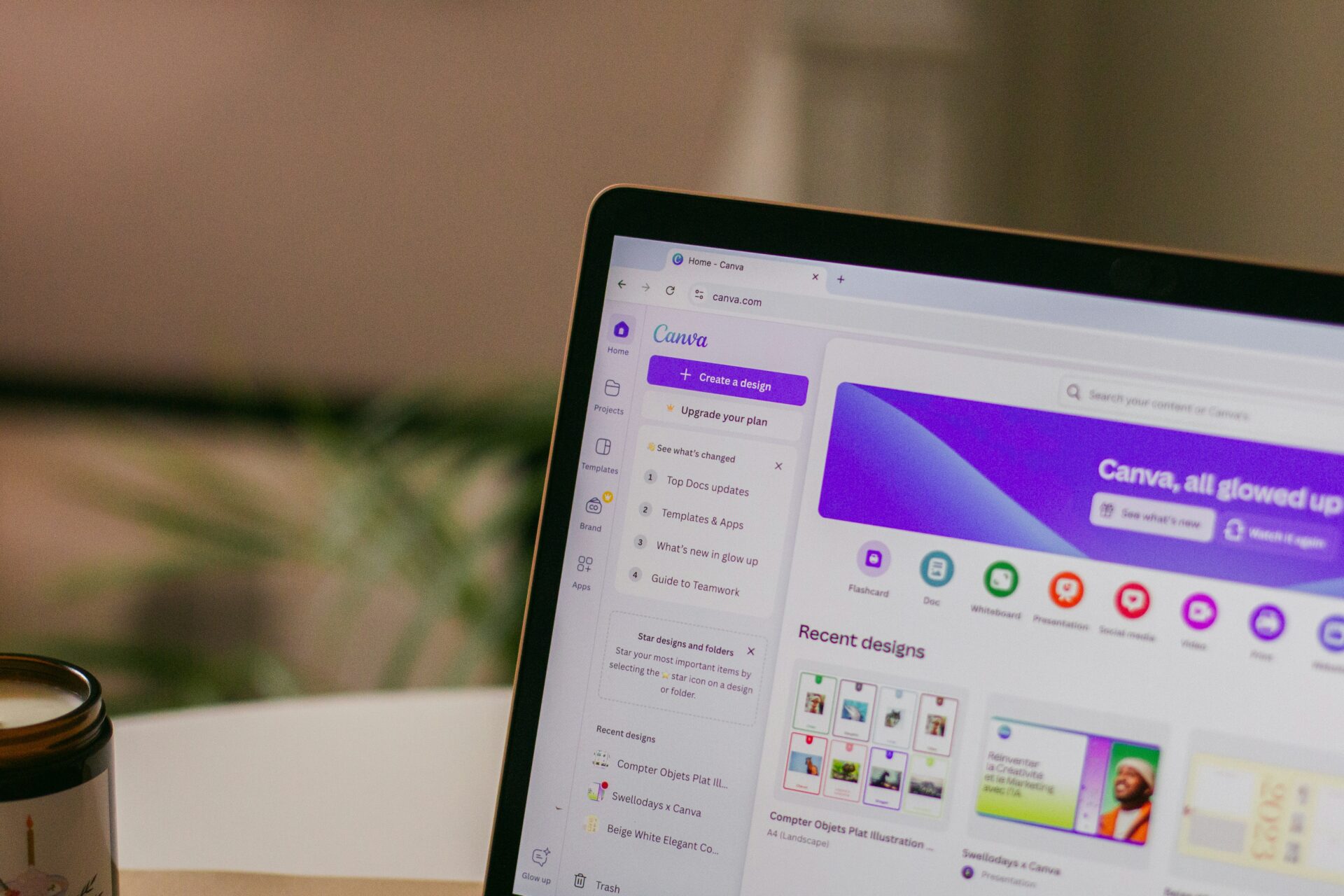 Créez facilement avec Canva Interface de conception graphique sur Canva affichée sur un ordinateur portable