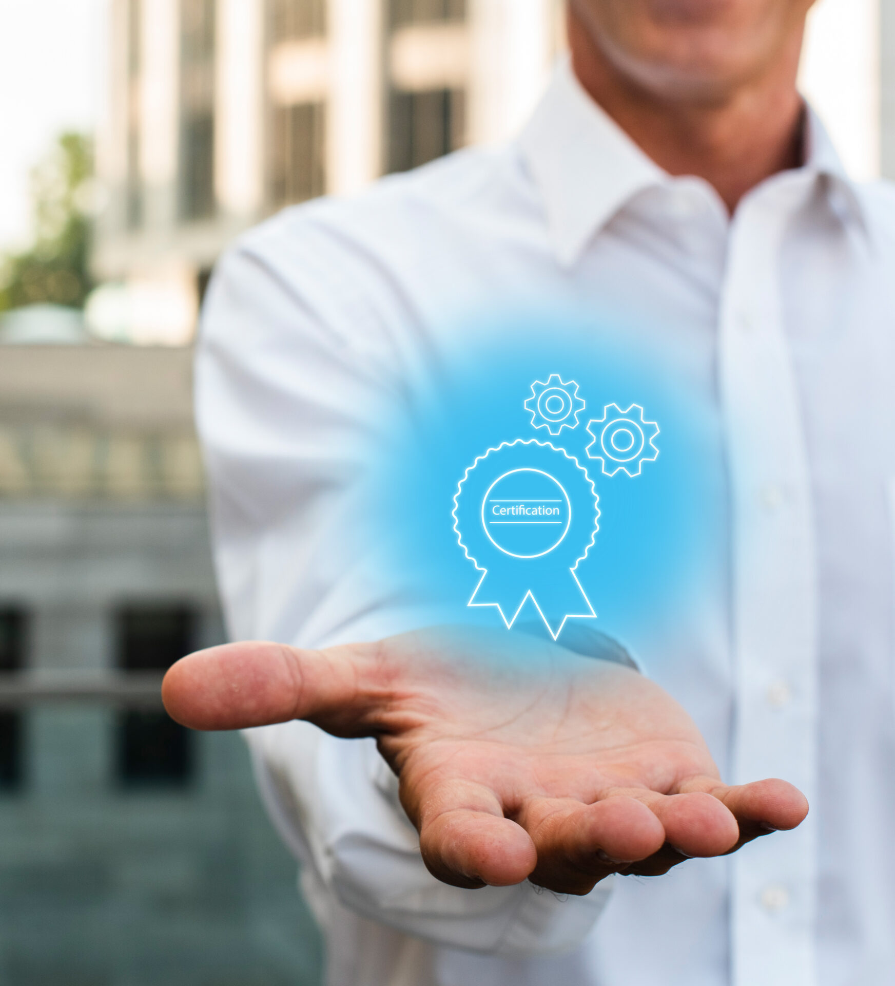 Un avenir professionnel sécurisé grâce à nos certifications. Main tendue avec une icône de certification et des engrenages.