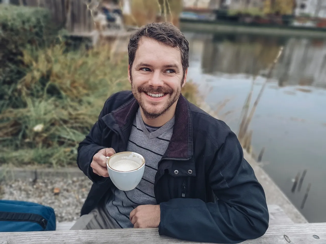 Portrait d’un homme témoignant après une formation réussie.