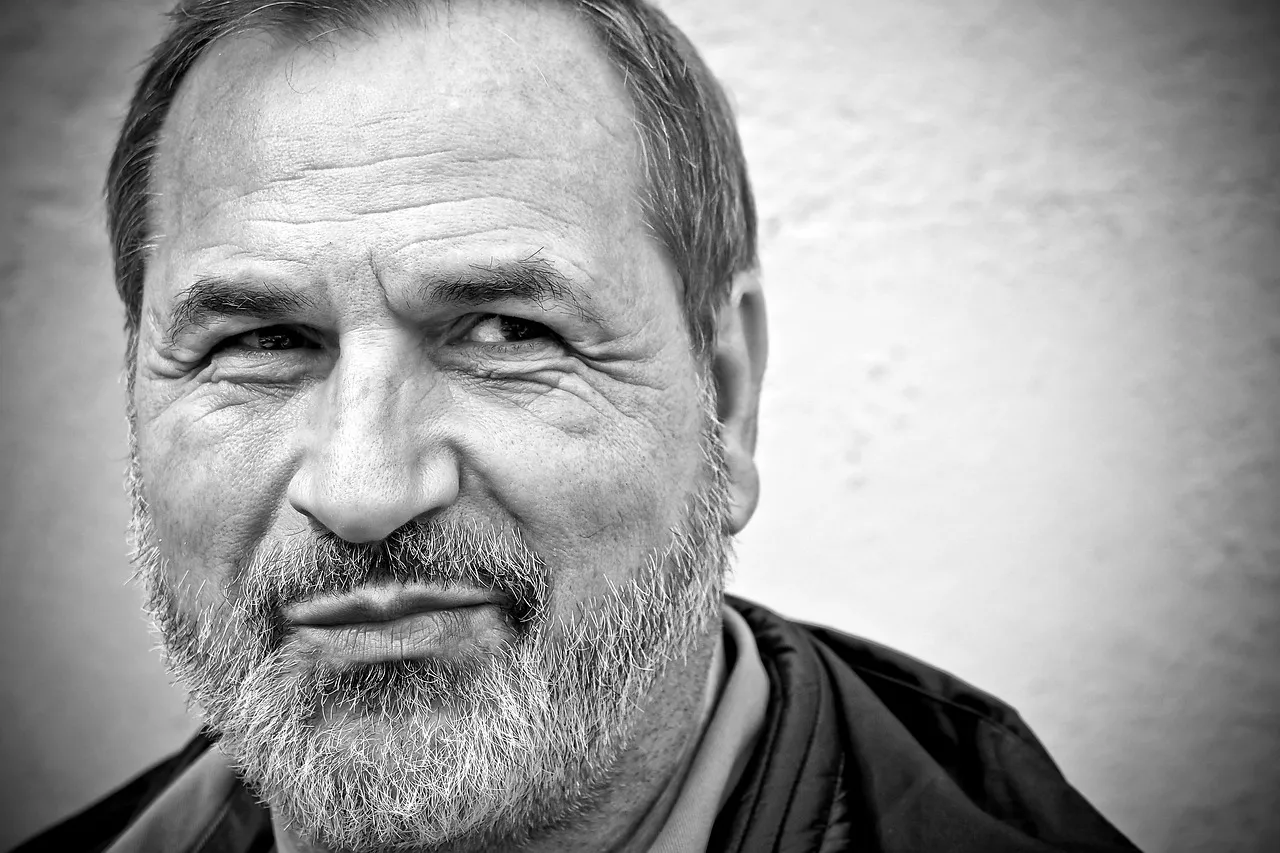 Homme exprimant sa satisfaction après une formation avec Formalisa.