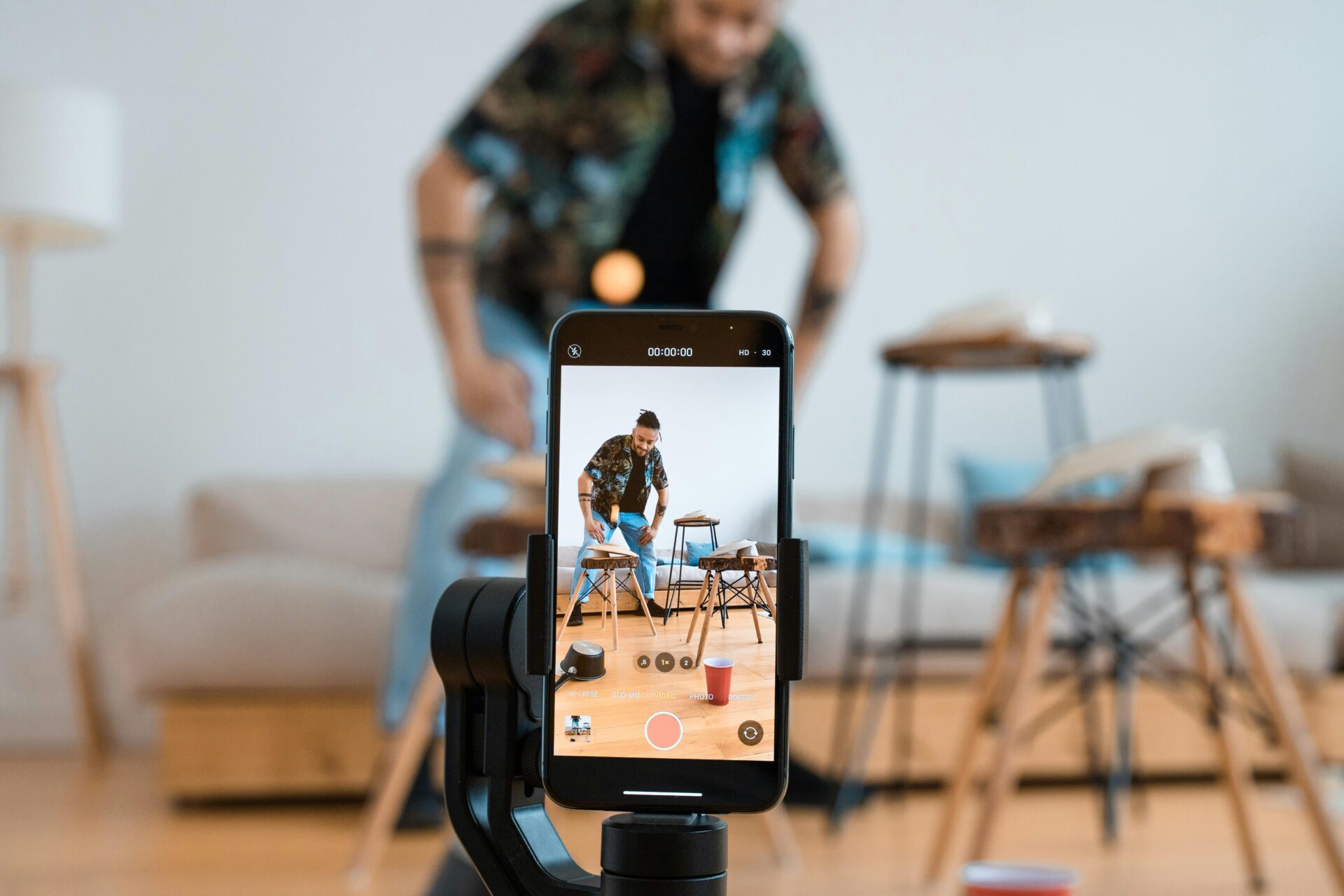 Maîtrisez le montage vidéo mobile avec CapCut Montage vidéo avec CapCut sur smartphone, capturant une scène en intérieur.