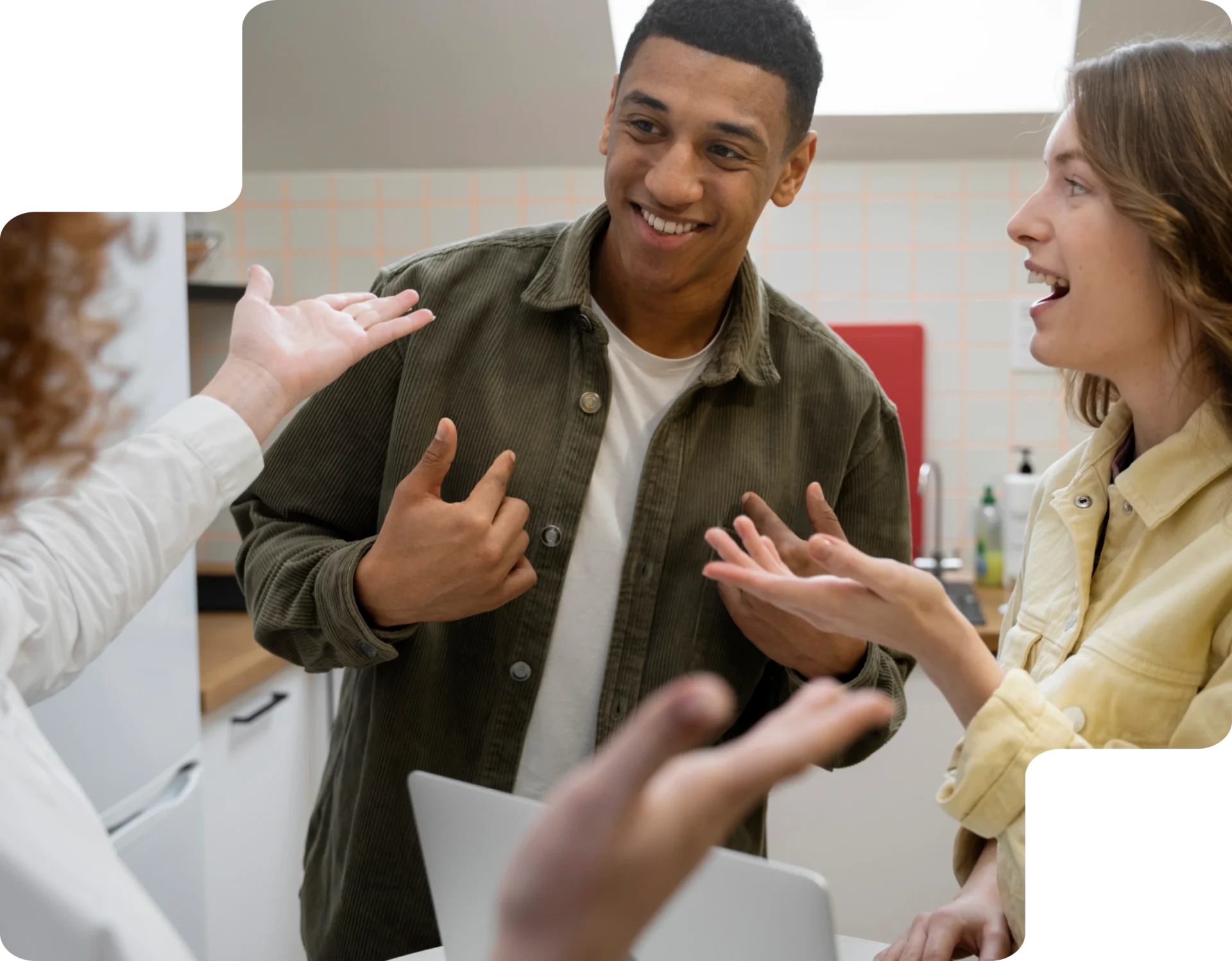 Travailler ensemble dans une ambiance positive Trois personnes discutent avec enthousiasme dans un cadre informel, autour d’un ordinateur portable