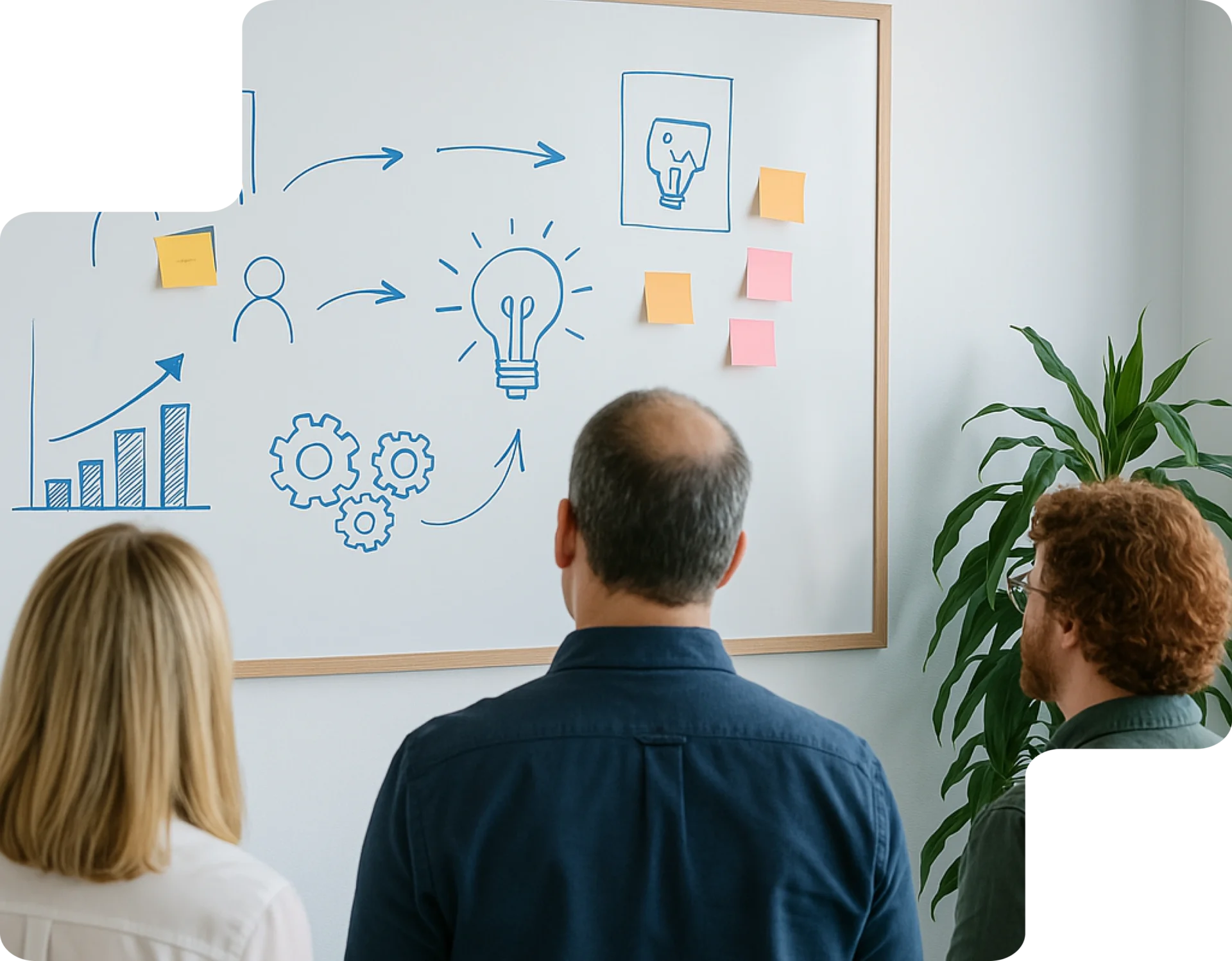 Penser ensemble pour faire émerger des solutions Trois personnes analysent un schéma dessiné sur un tableau blanc représentant un processus de réflexion avec des flèches, engrenages et ampoules