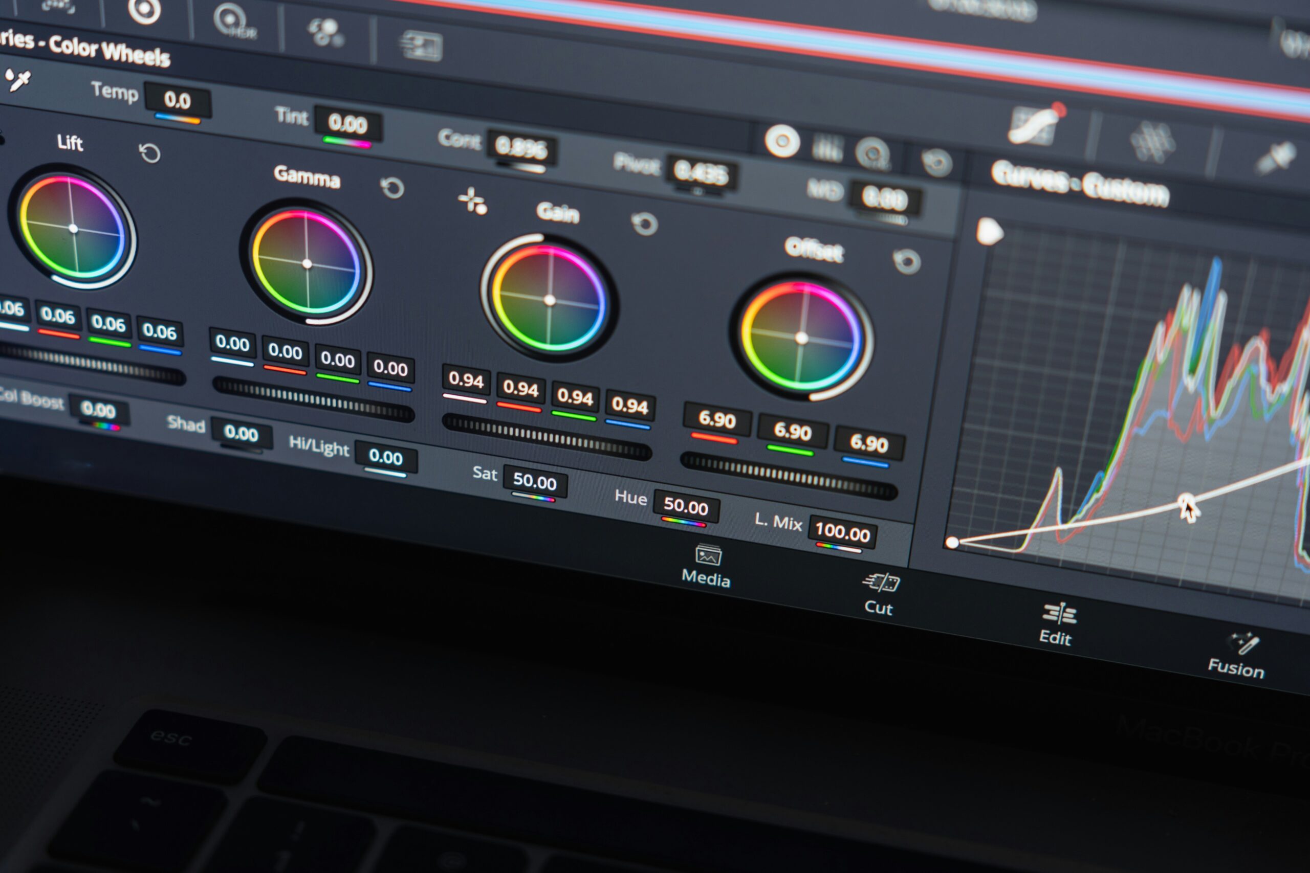 Écran d’ordinateur affichant une session d’étalonnage colorimétrique dans un logiciel de montage
