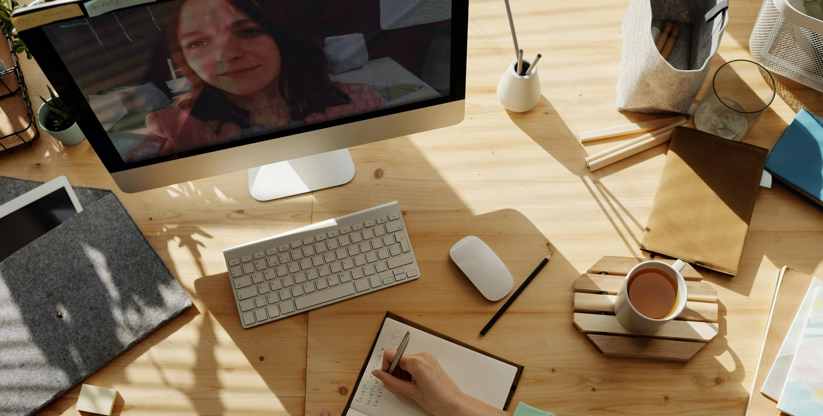 Bureau organisé pour une session de formation en ligne, avec des outils pédagogiques à portée de main.