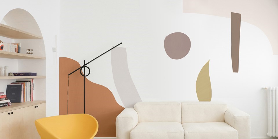 Image d'intérieur avec un canapé, illustrant les formations sur l'harmonisation des palettes de couleurs