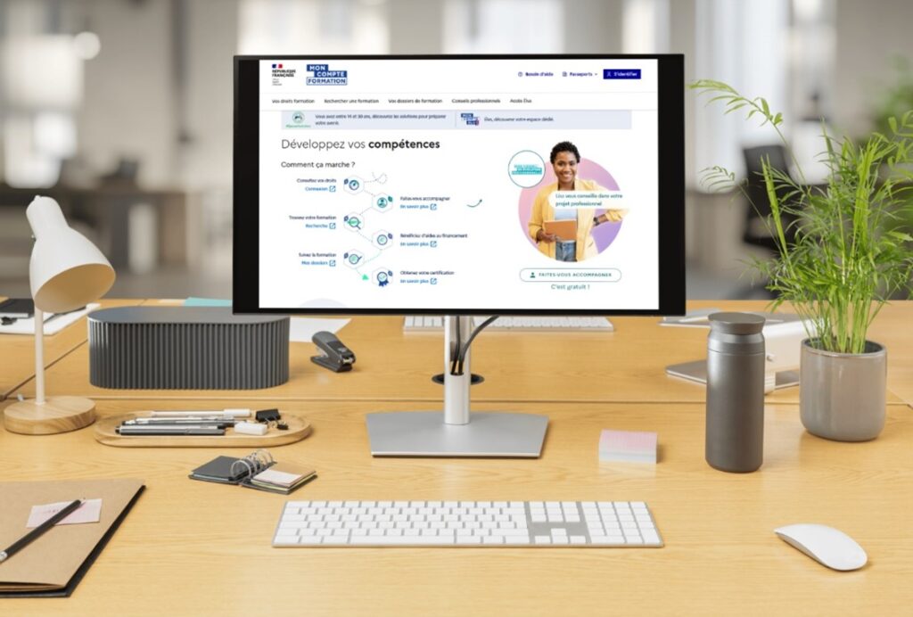 Écran montrant la plateforme Mon Compte Formation sur un bureau moderne, illustrant l'accès aux formations CPF proposées par Formalisa.