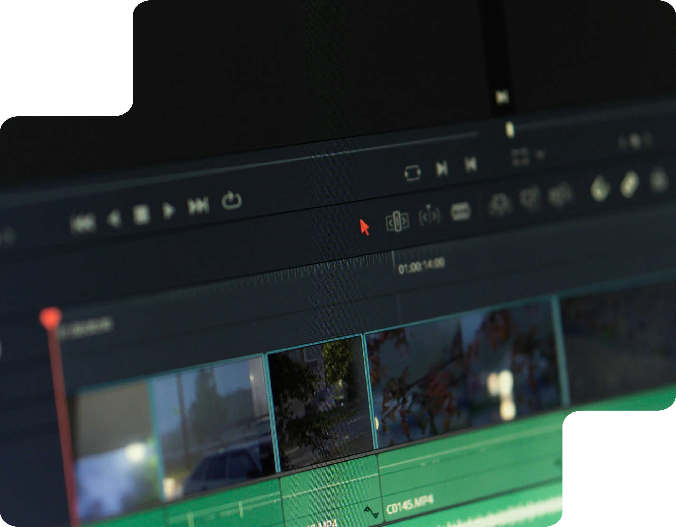Montage professionnel avec DaVinci Resolve Interface du logiciel DaVinci Resolve avec une timeline de montage vidéo ouverte à l'écran