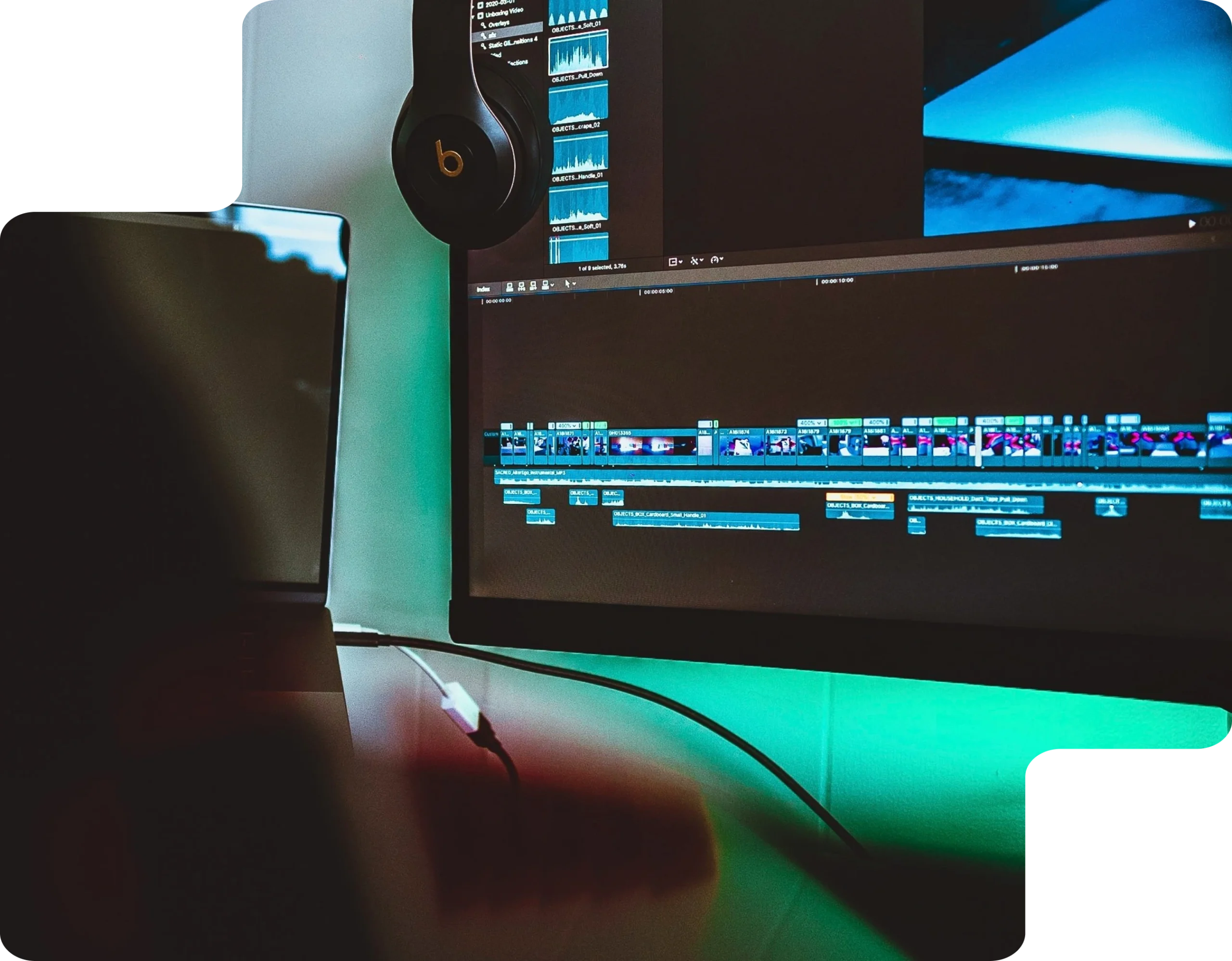 Créez des vidéos percutantes avec Final Cut Pro Écran d’ordinateur affichant le logiciel Final Cut Pro avec une séquence de montage complexe