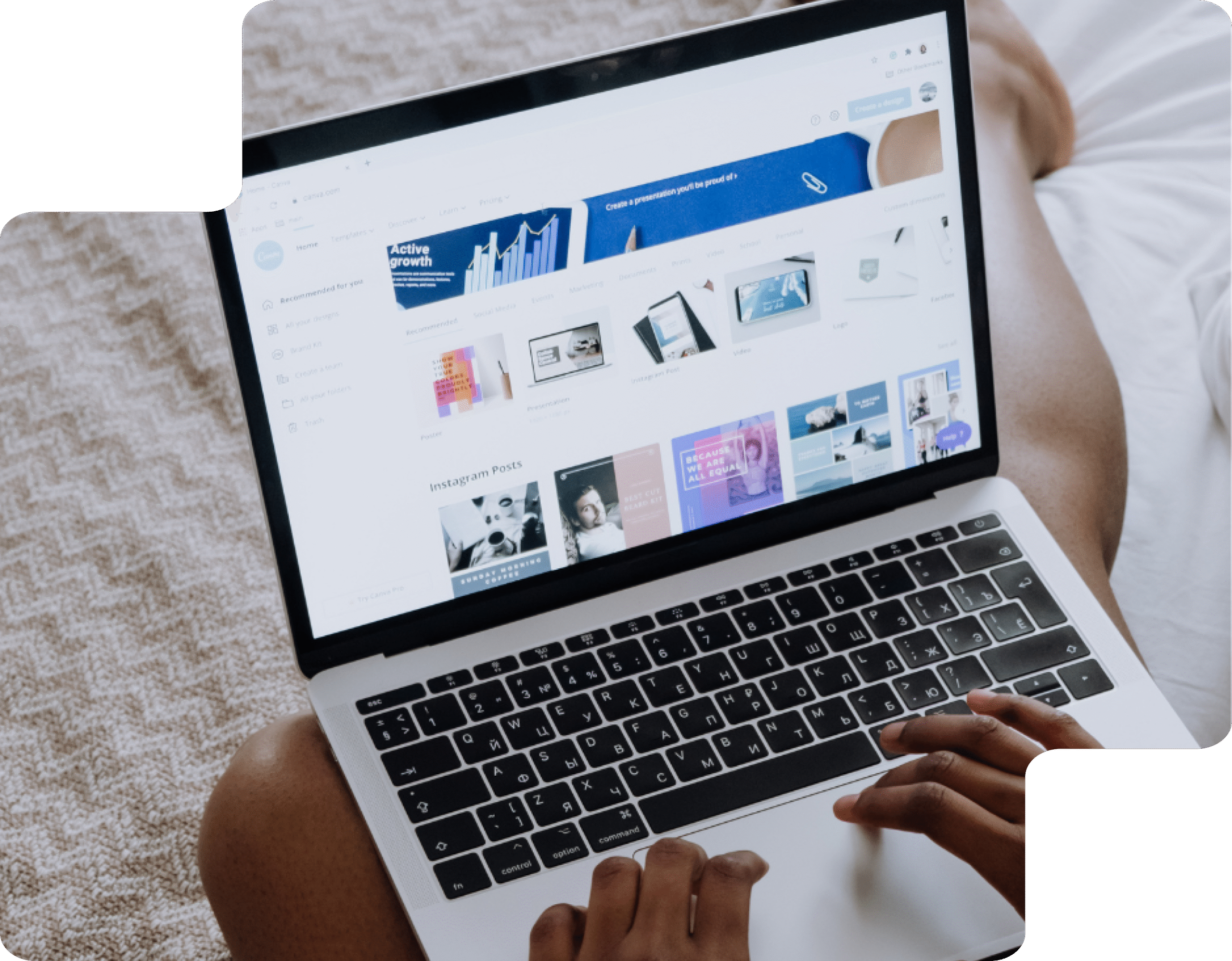 Apprenez à maîtriser Canva pour vos créations graphiques professionnelles Personne créant un visuel sur Canva depuis un ordinateur portable