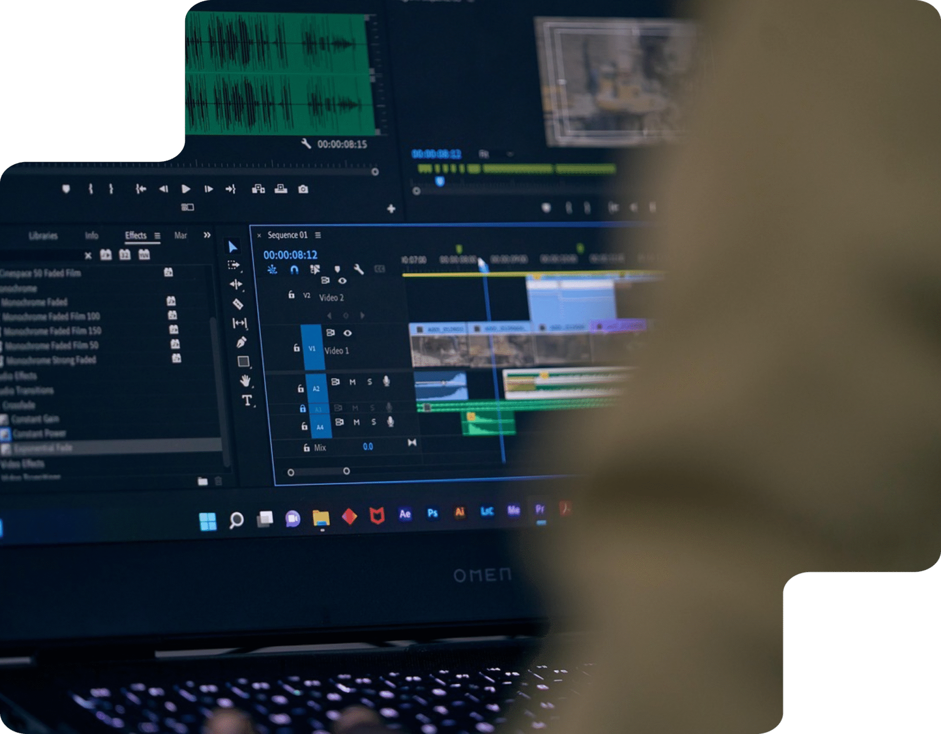 Montage vidéo en cours sur Adobe Premiere Pro avec interface d’édition audio et vidéo affichée à l’écran