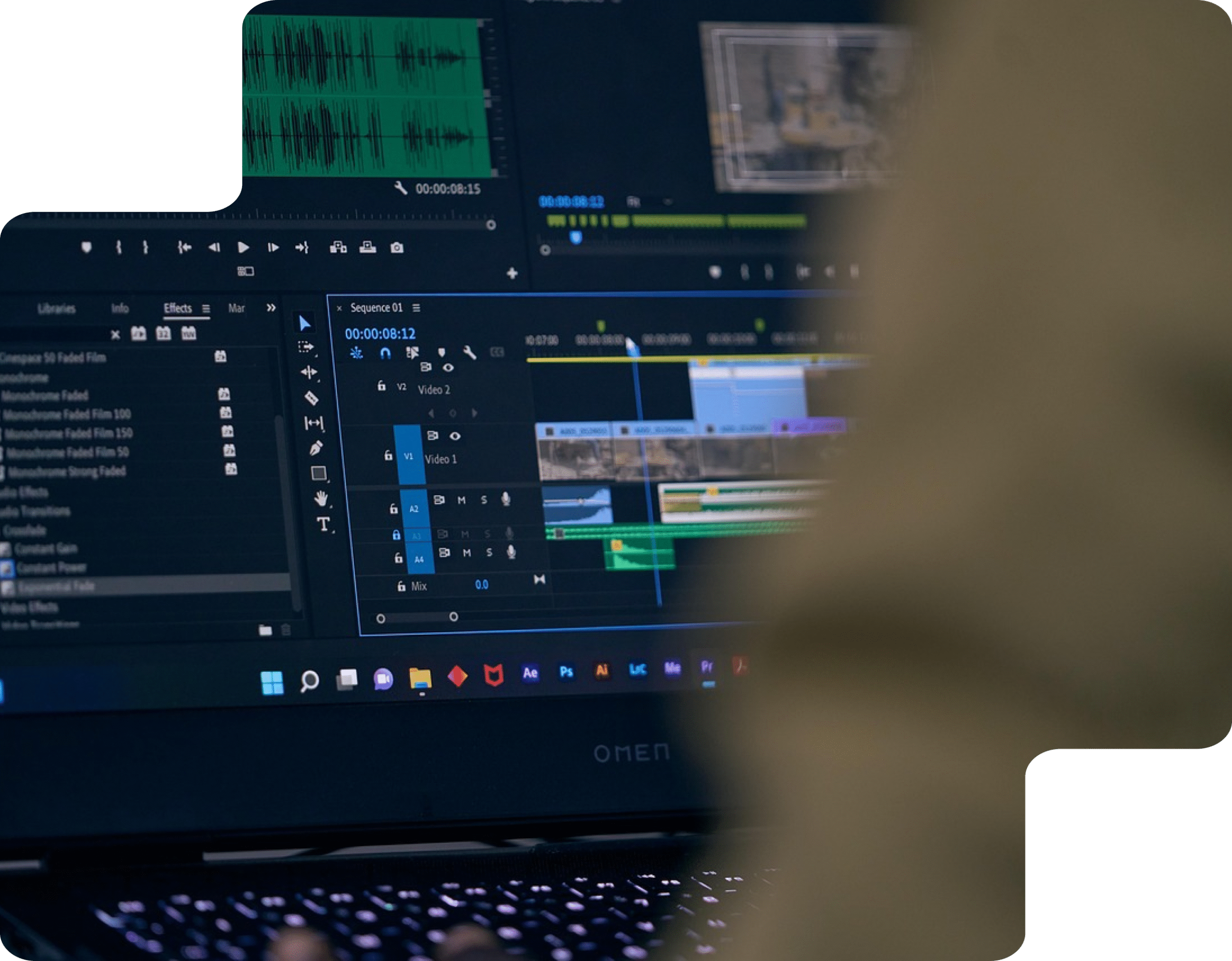 Montez vos vidéos comme un pro avec Adobe Premiere Pro Montage vidéo en cours sur Adobe Premiere Pro avec interface d’édition audio et vidéo affichée à l’écran