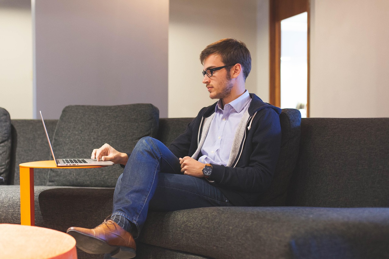Apprenant concentré pendant une formation à distance sur un logiciel métier