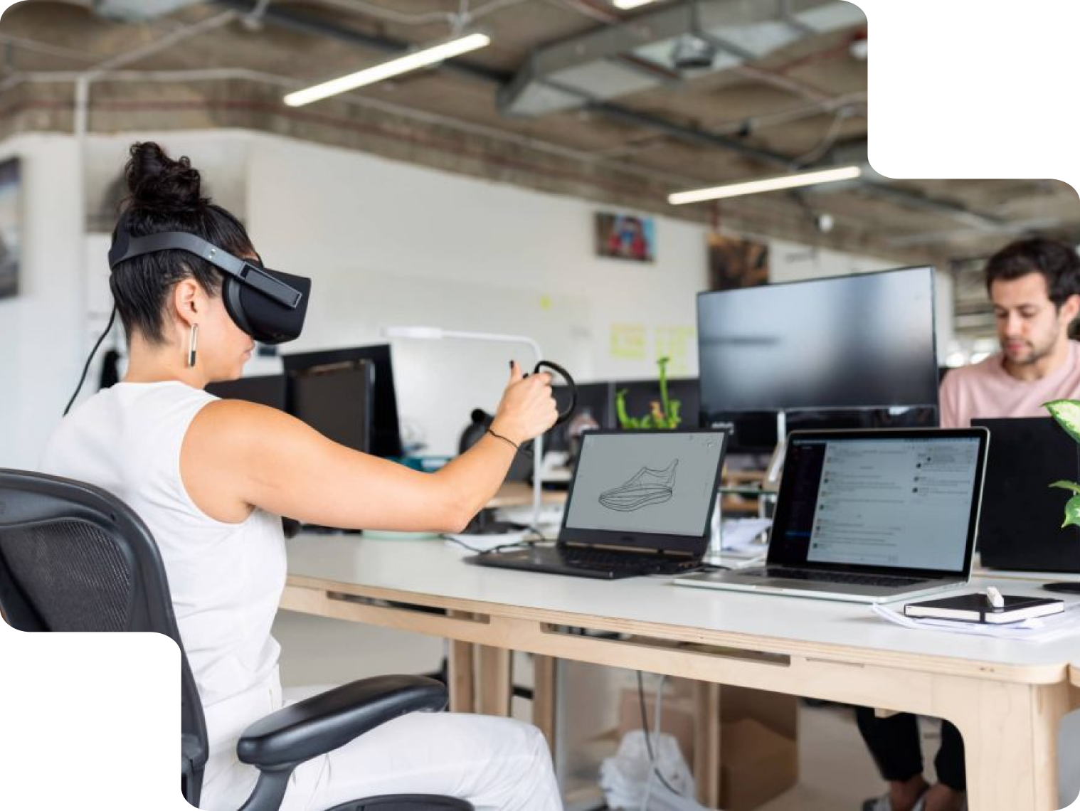 L’infographie technique à l’ère de la réalité virtuelle Une femme utilisant un casque de réalité virtuelle pour modéliser un produit numérique.