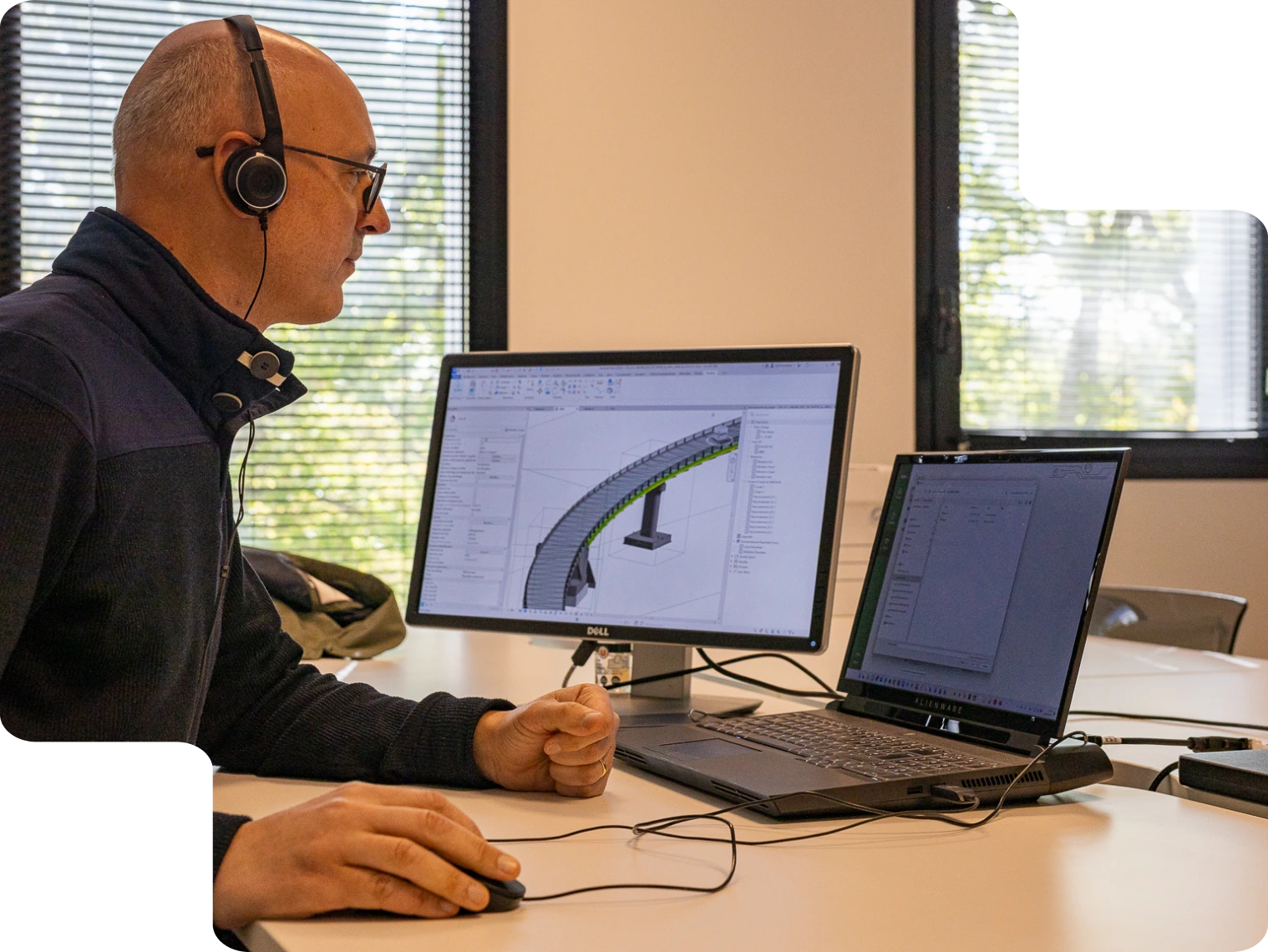 Formation en design technique et modélisation 3D Un homme portant un casque audio travaillant sur une maquette 3D sur un écran.