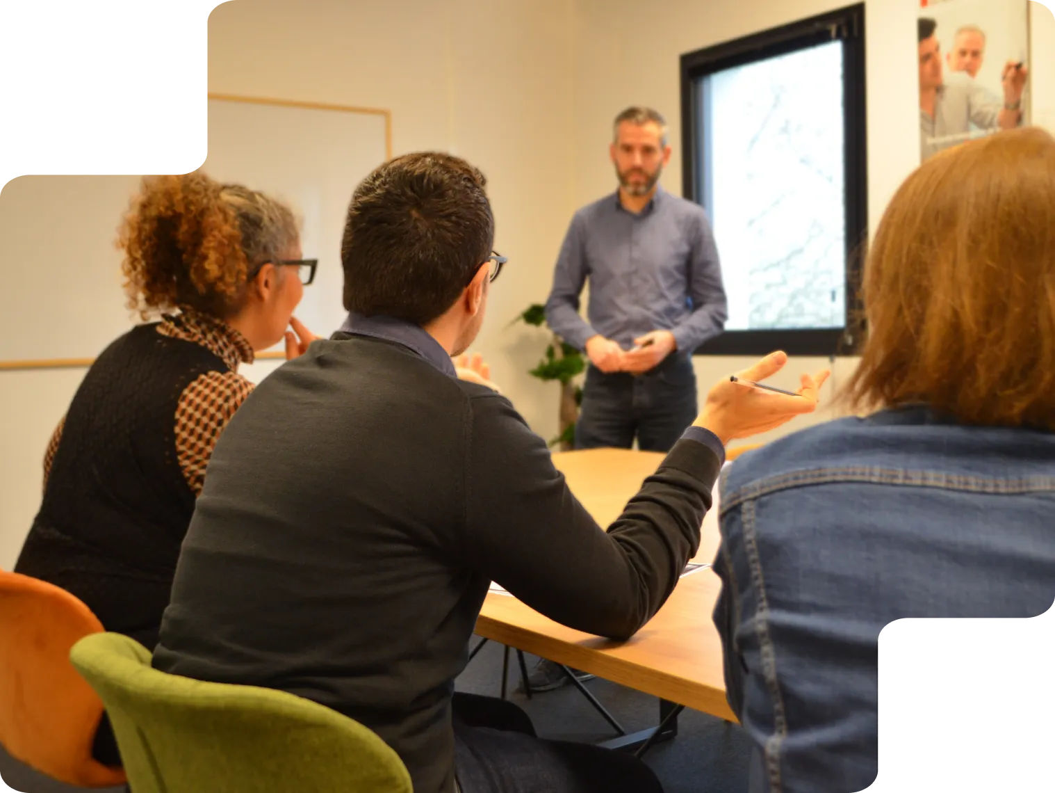 Une formation interactive et engageante. Participants en pleine interaction lors d’une formation chez Formalisa.