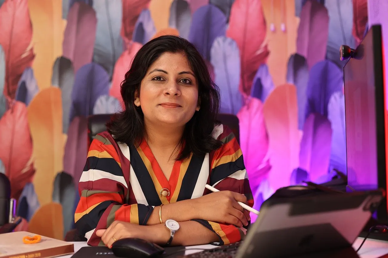 Portrait d’une femme exprimant sa satisfaction après une formation.