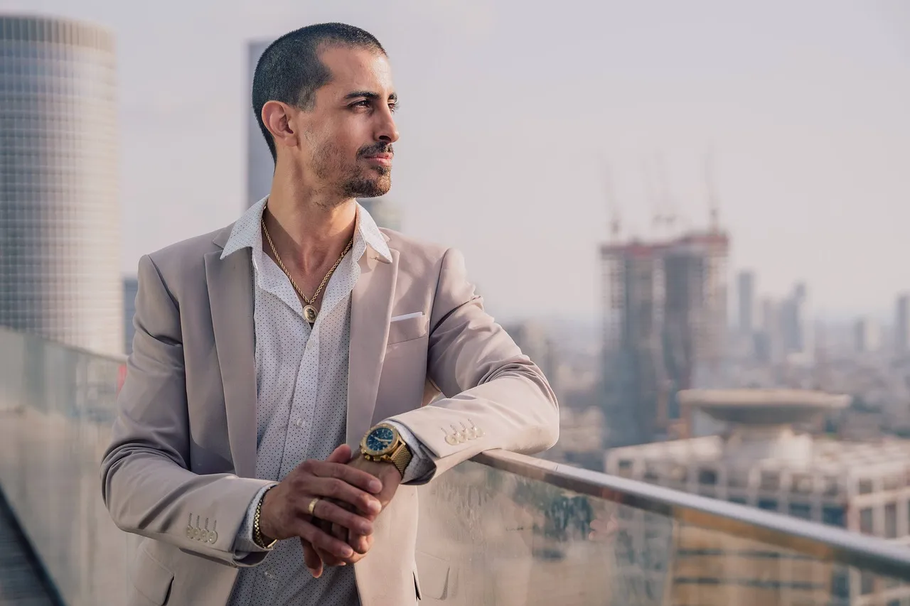 Portrait d’un homme exprimant sa satisfaction après une formation