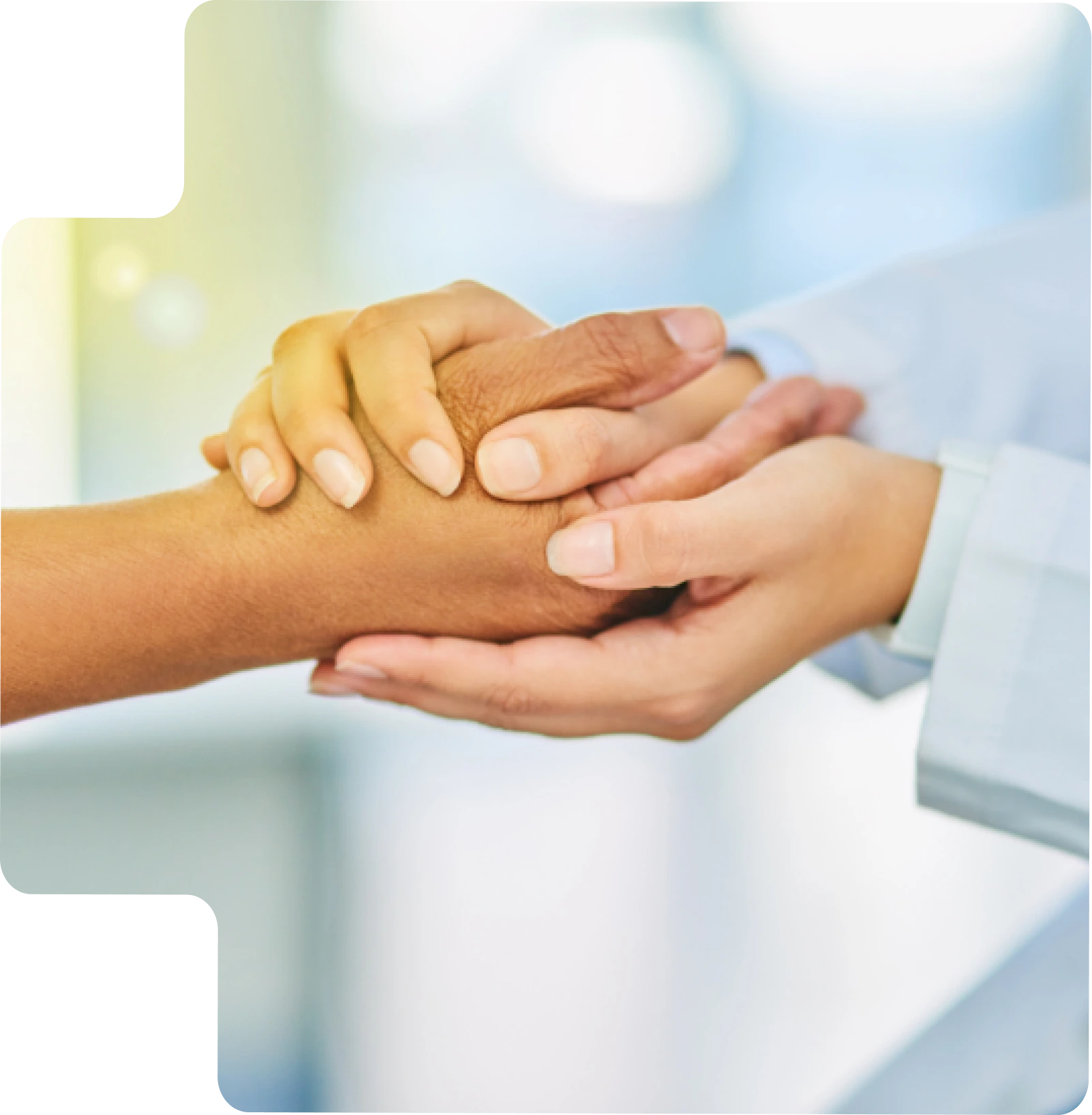 Deux mains entrelacées symbolisant l’inclusion et la solidarité.