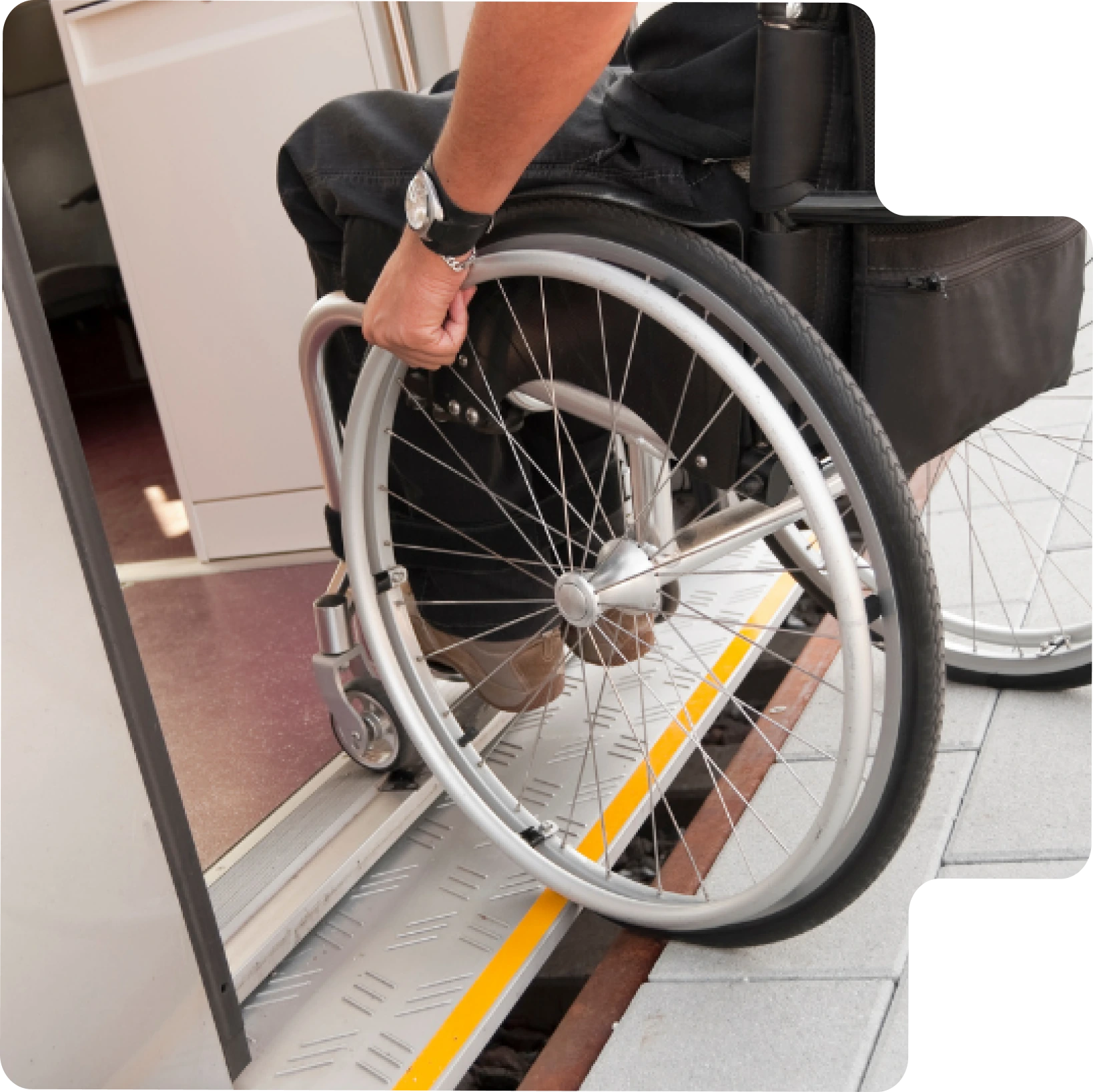 Accès facilité aux transports pour les personnes en fauteuil roulant