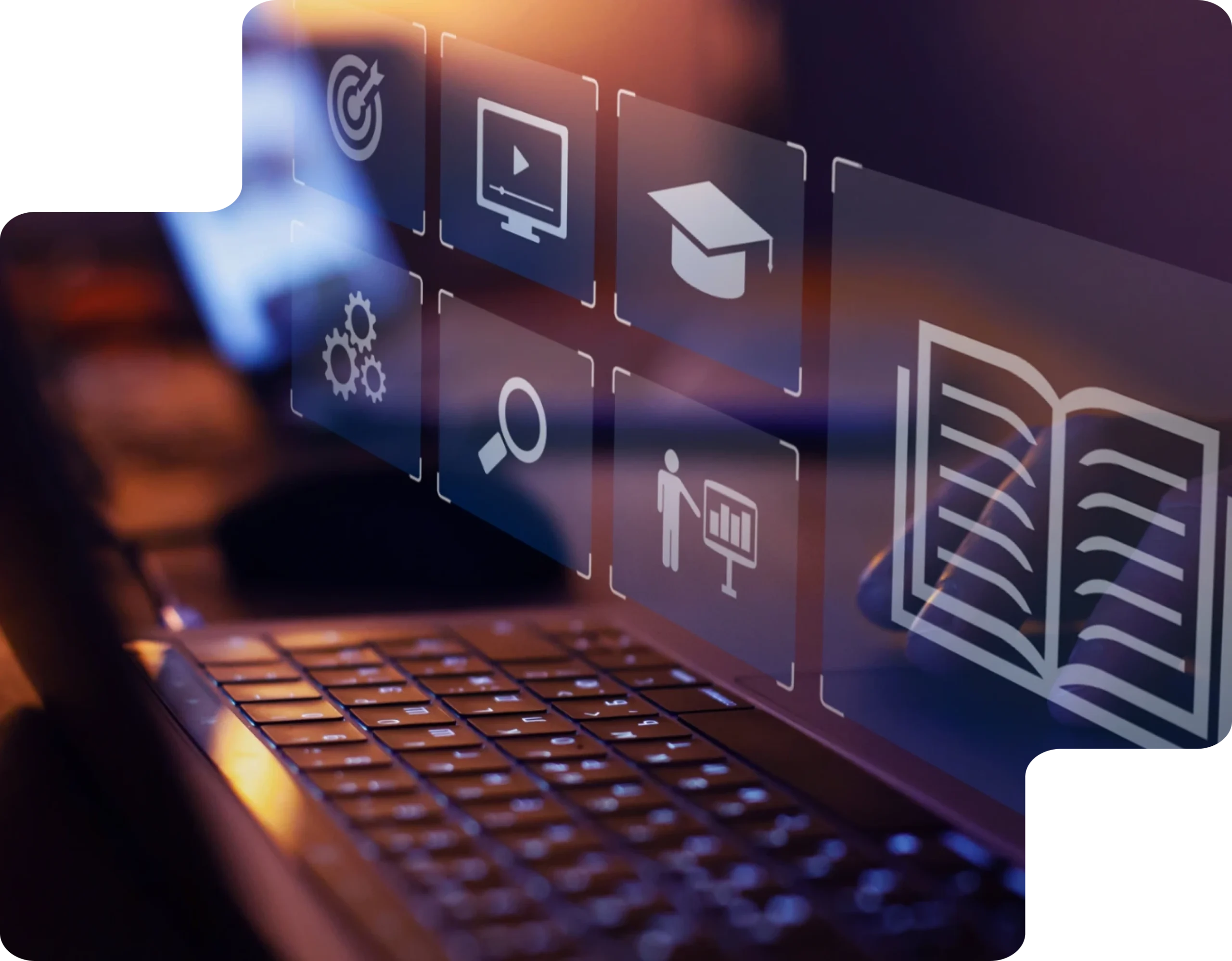 Ordinateur portable avec icônes virtuelles de formation en ligne projetées à l’écran