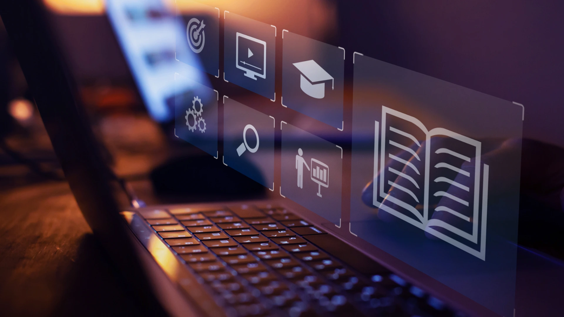 Ordinateur portable avec icônes virtuelles de formation en ligne projetées à l’écran