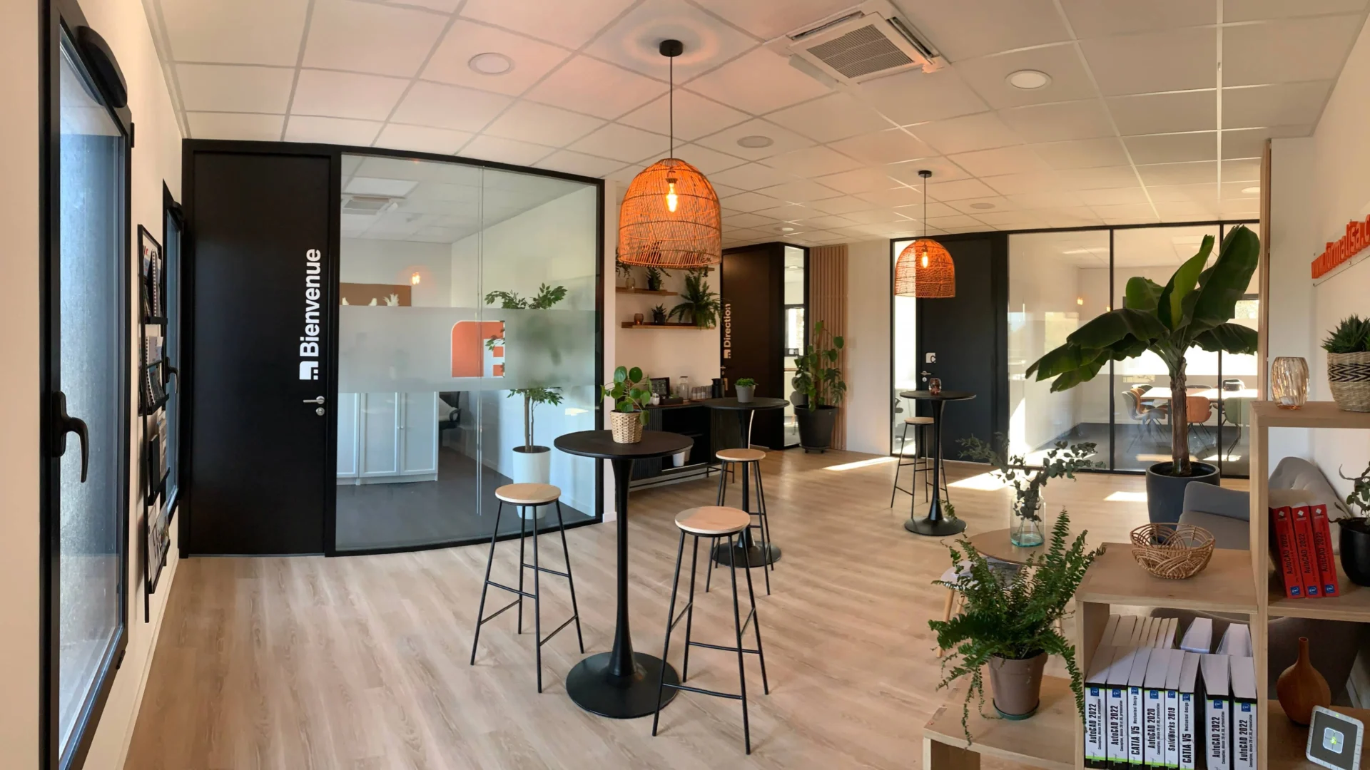Un espace accueillant pour une formation optimale Vue panoramique de l'accueil de Formalisa, un espace moderne et chaleureux