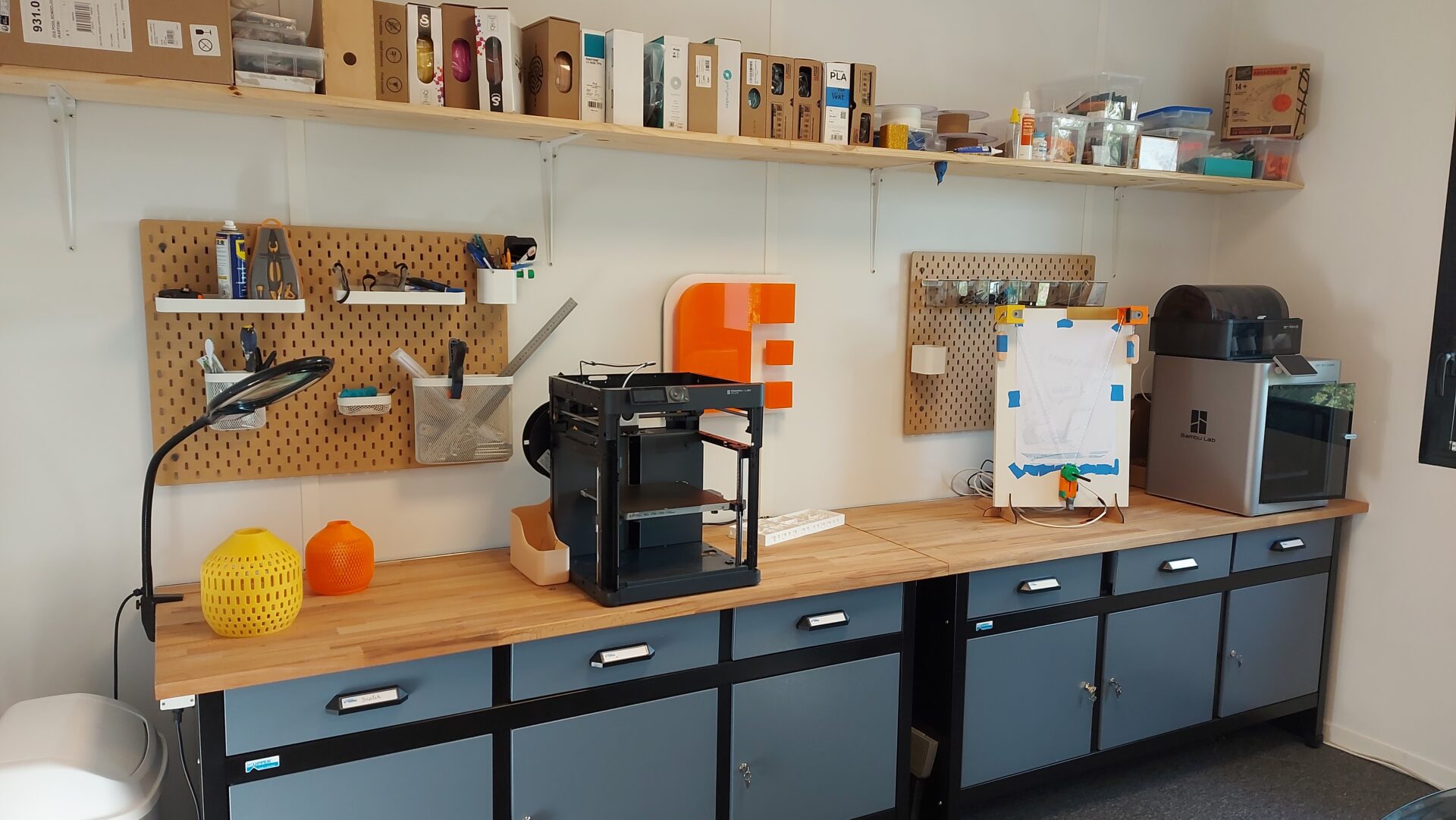 Le FabLab La Salle 4 à Bruz : un espace d'innovation et de création Espace de travail du FabLab La Salle 4 à Bruz avec imprimantes 3D et équipements de fabrication numérique