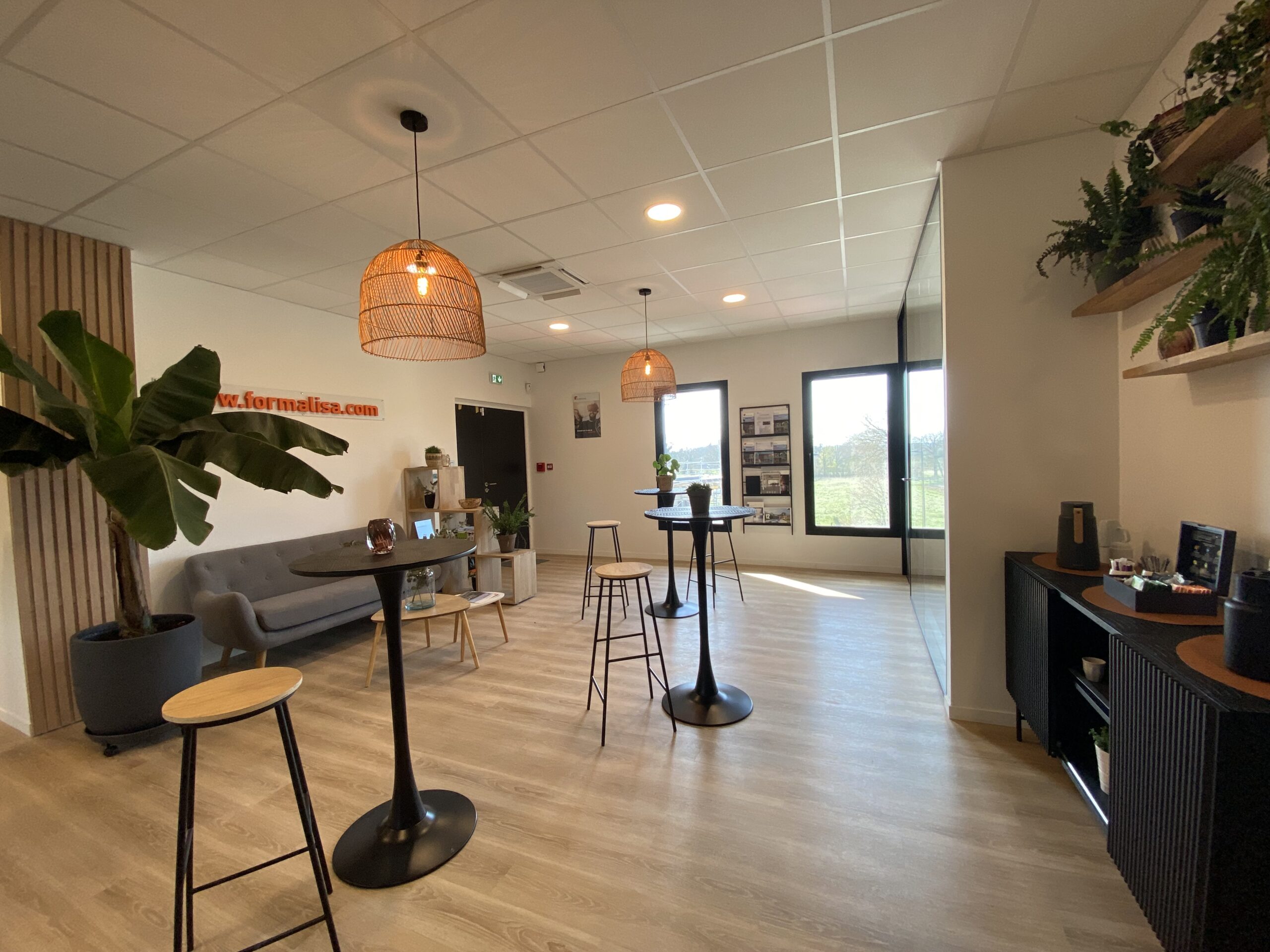 Salle d’accueil chaleureuse de l’organisme de formation Formalisa à Bruz
