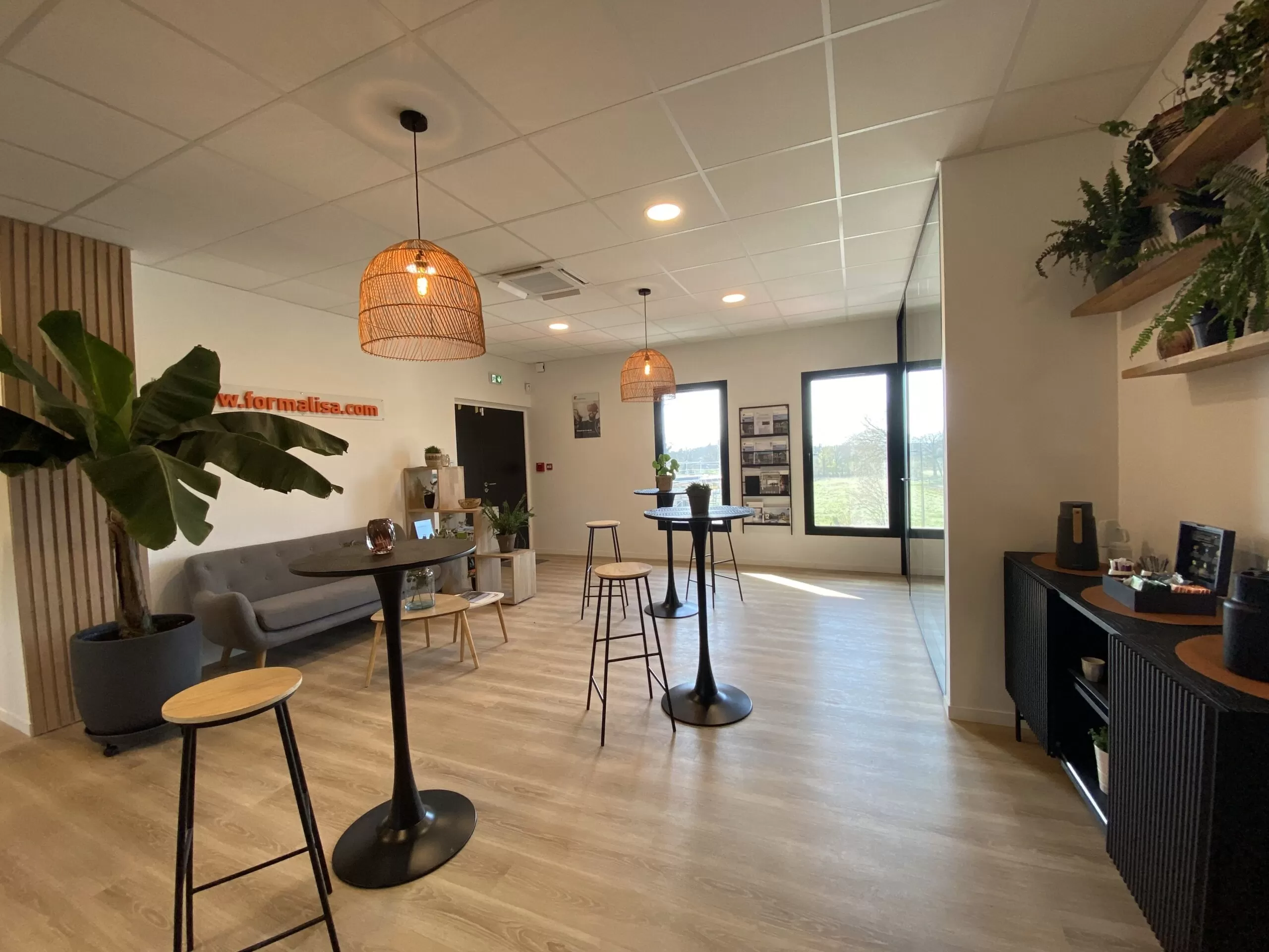 Salle d’accueil chaleureuse de l’organisme de formation Formalisa à Bruz