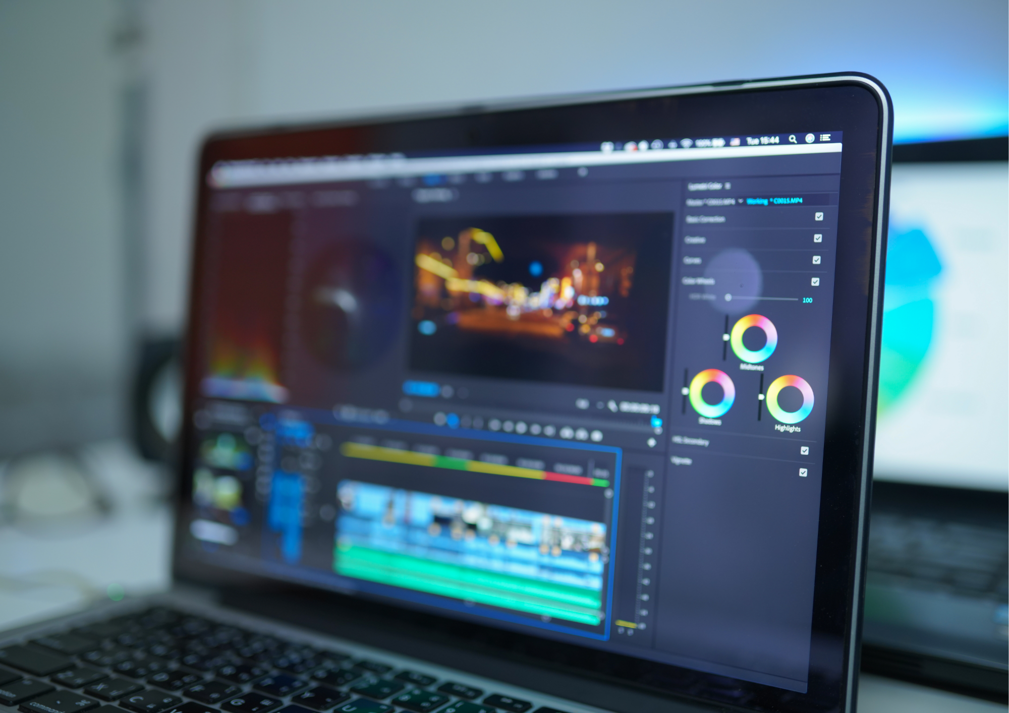 Interface de logiciel de montage vidéo montrant une timeline, des pistes audio et des effets en cours d’utilisation