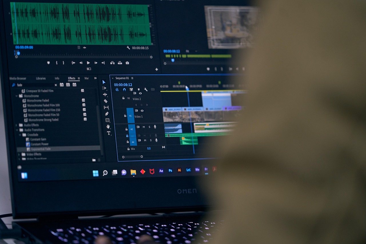 Interface de montage vidéo sur écran d’ordinateur avec pistes audio et vidéo en cours d’édition