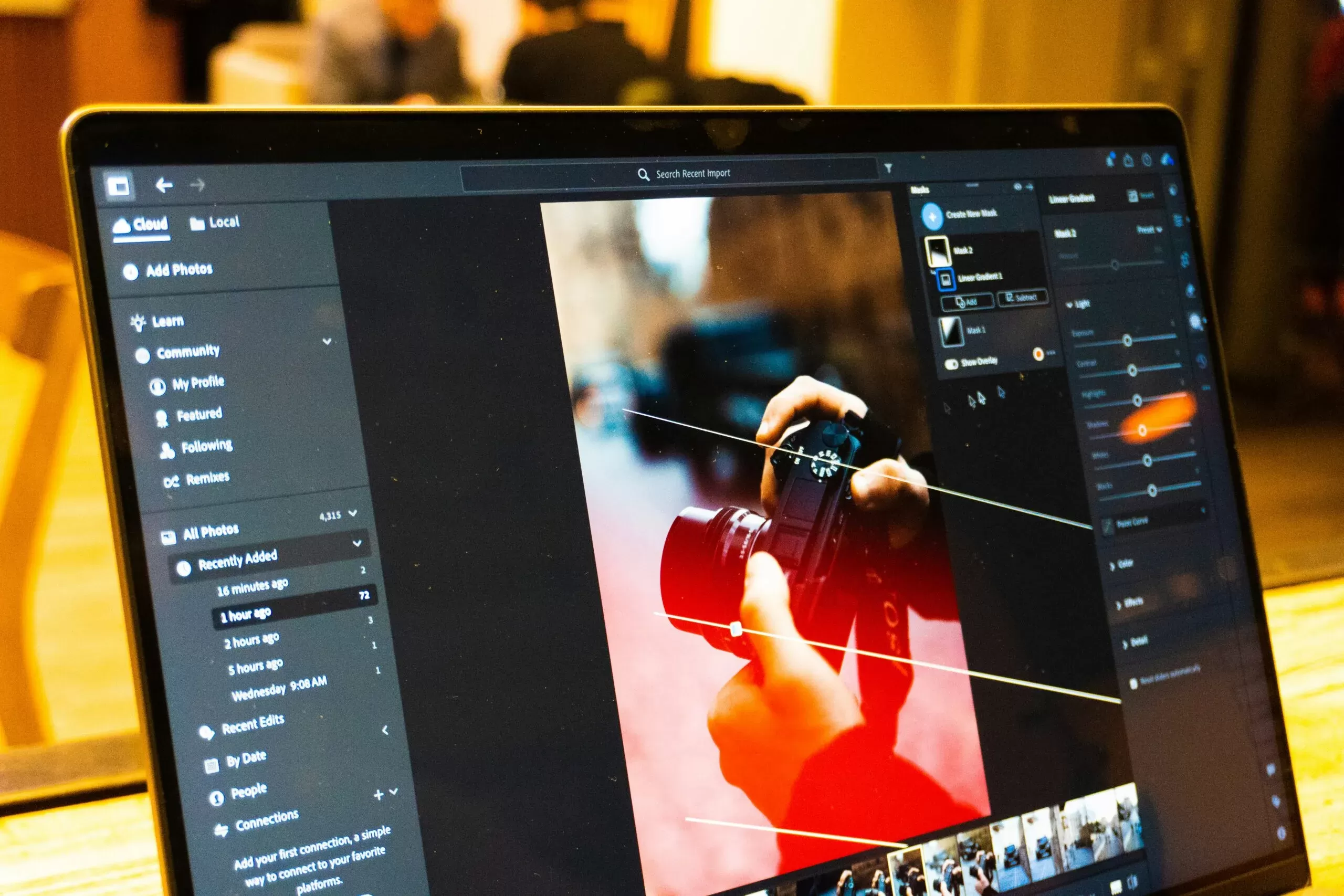 Retouche photo sur ordinateur avec interface de logiciel professionnel