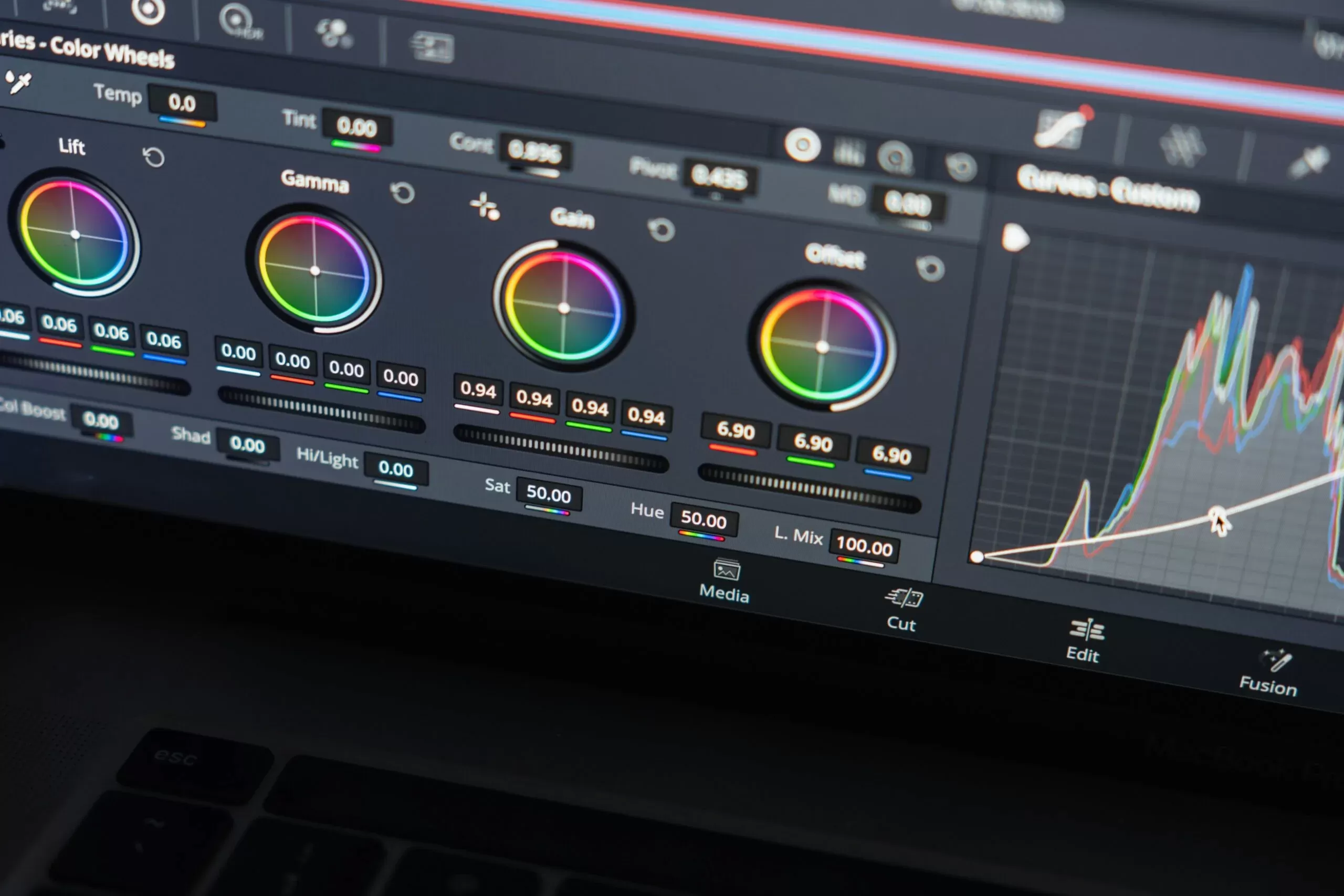 Écran d’ordinateur affichant une session d’étalonnage colorimétrique dans un logiciel de montage