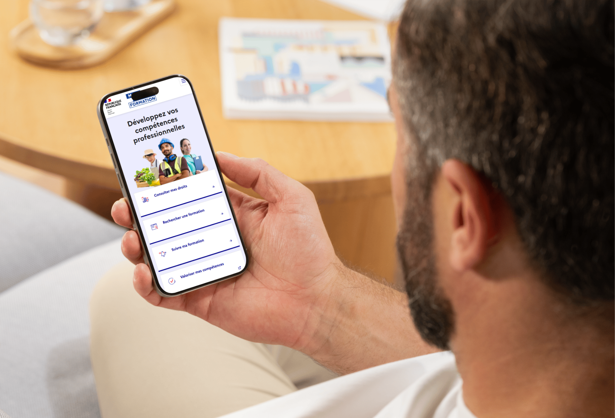 Personne consultant son Compte Personnel de Formation sur son smartphone pour rechercher et suivre une formation certifiante