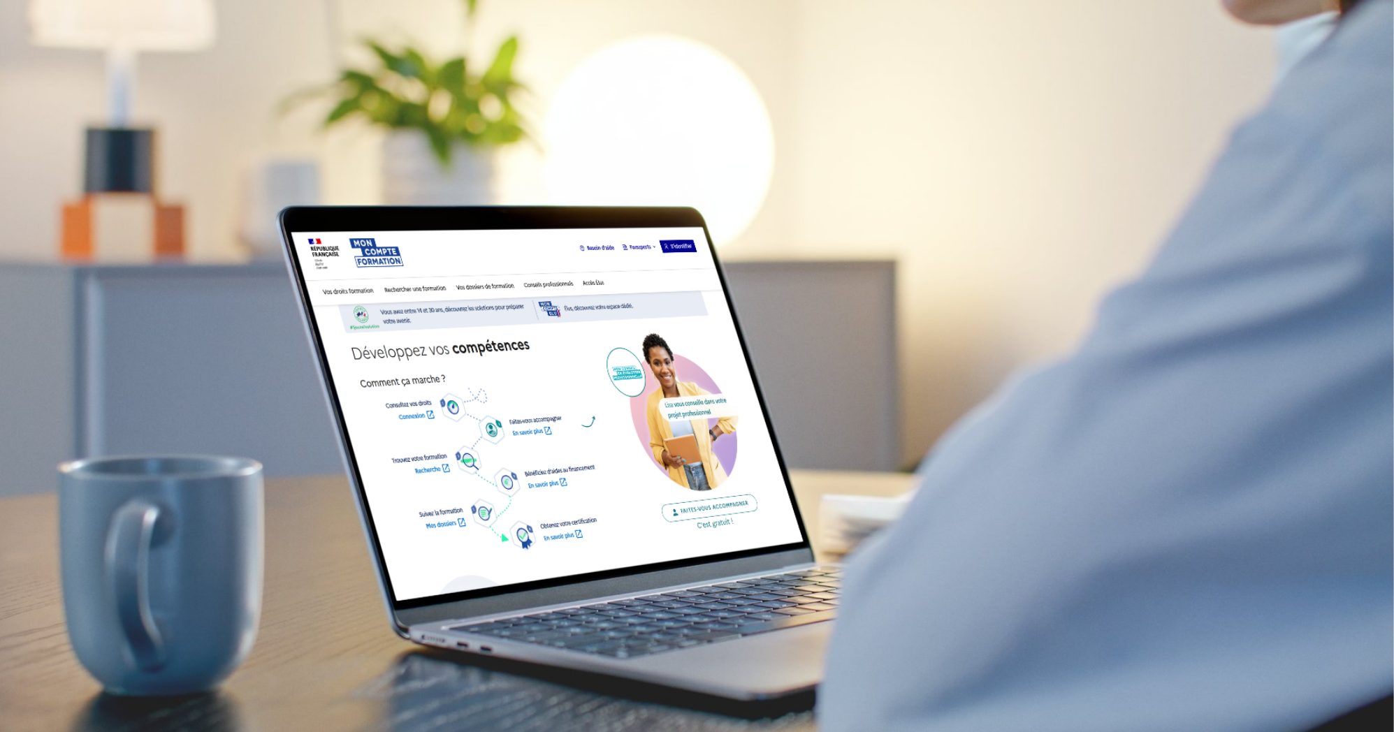 Personne consultant le site Mon Compte Formation sur un ordinateur portable pour vérifier ses droits CPF et s’inscrire à une formation certifiante