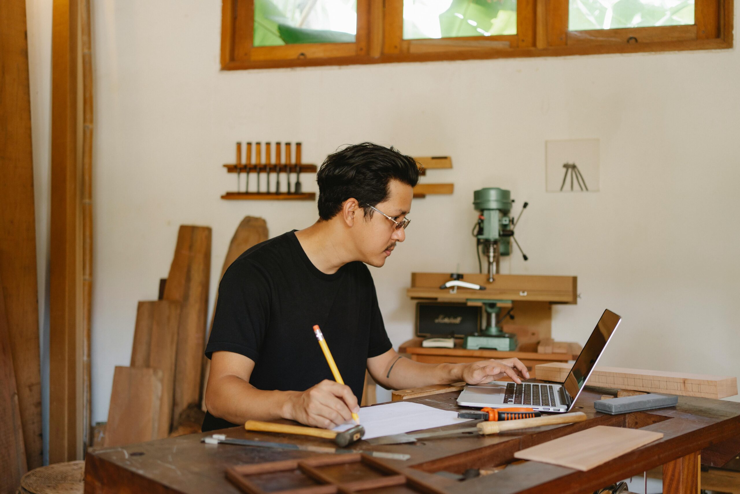Artisan bois utilisant Fusion 360 pour concevoir et optimiser ses projets dans son atelier
