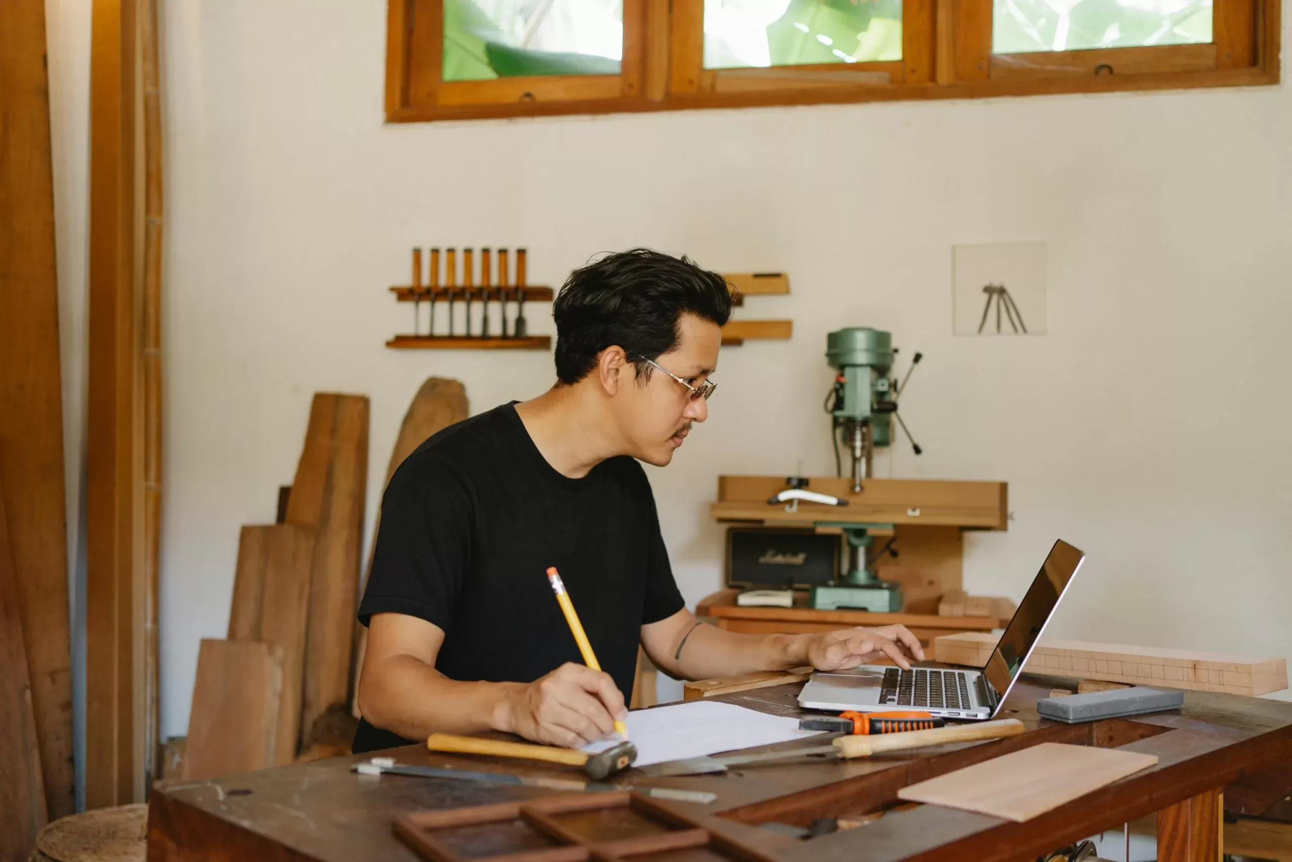 Artisan bois utilisant Fusion 360 pour concevoir et optimiser ses projets dans son atelier