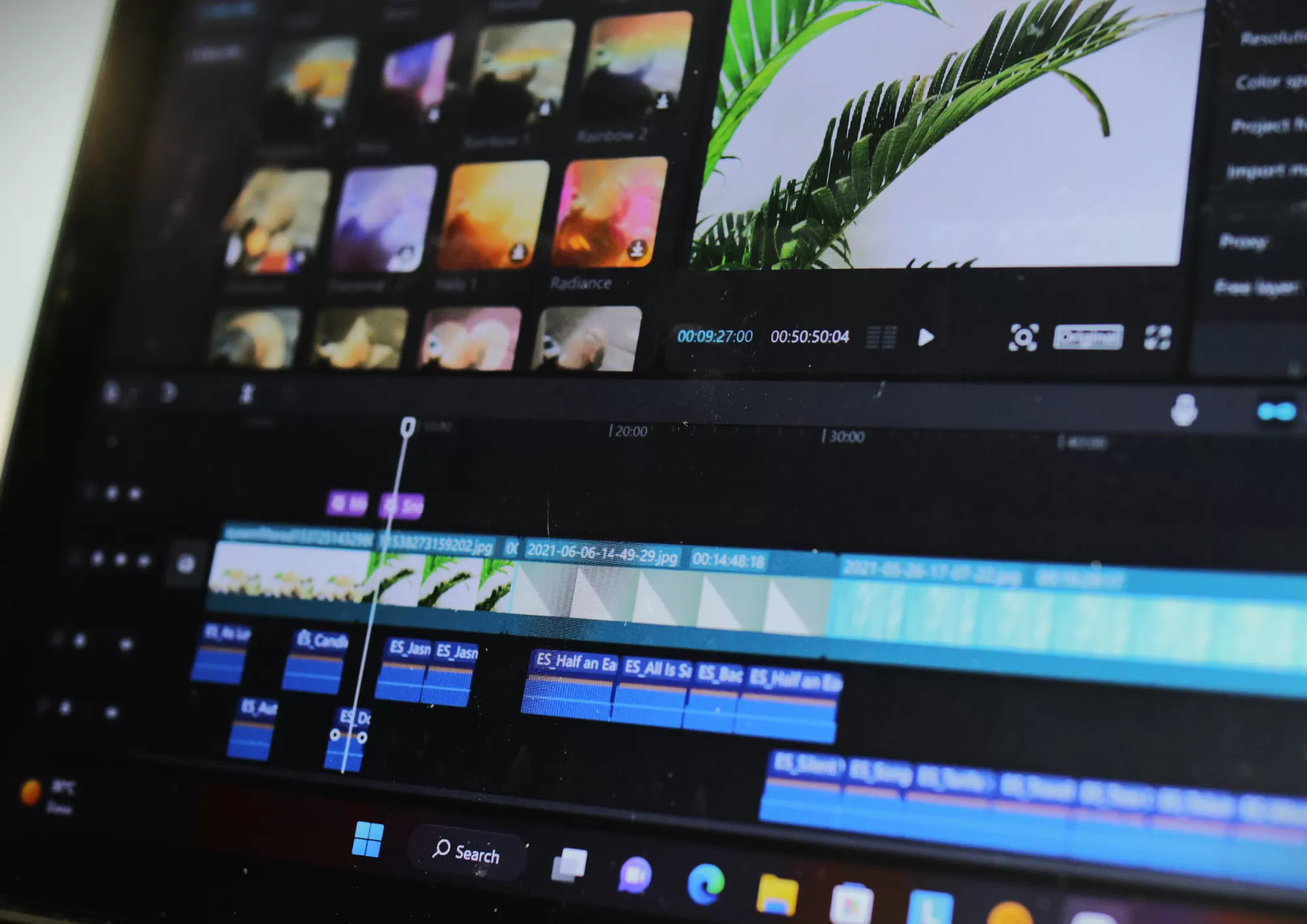 Interface de montage vidéo dans Premiere Pro avec timeline, effets et séquences organisées pour optimiser le flux de travail