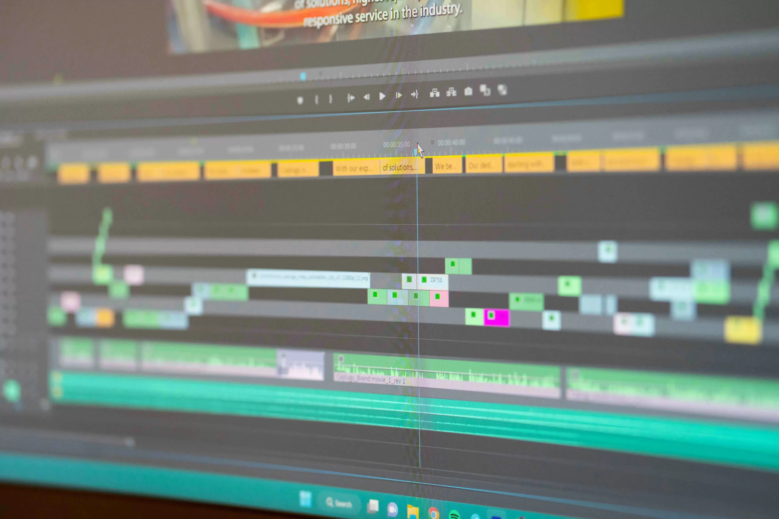 Timeline After Effects sur écran avec pistes vidéo et audio, pour préparer le rendu et l’exportation via Media Encoder