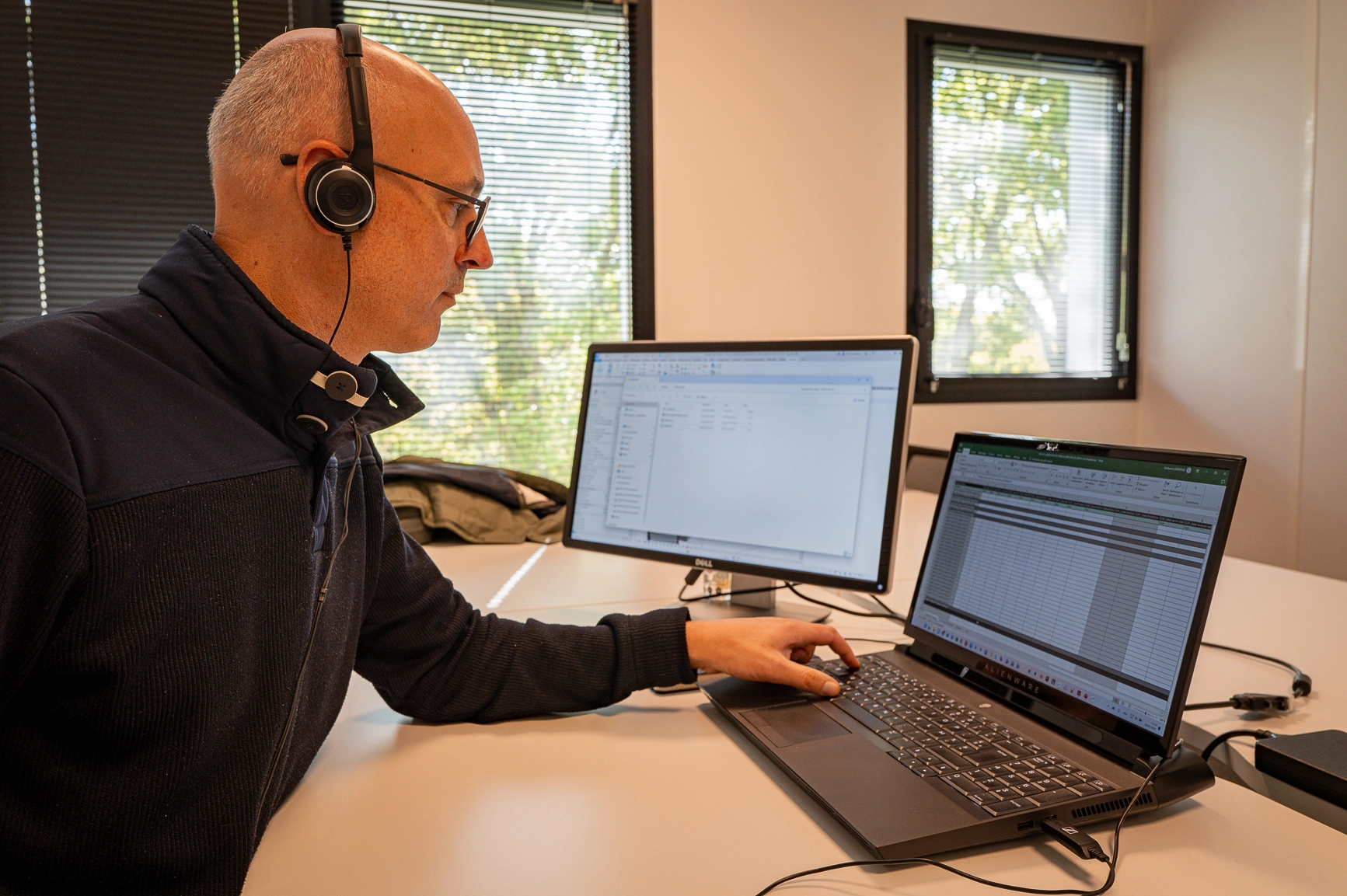 Professionnel en formation logiciel individuelle sur poste double écran, casque audio, chez Formalisa Instituy